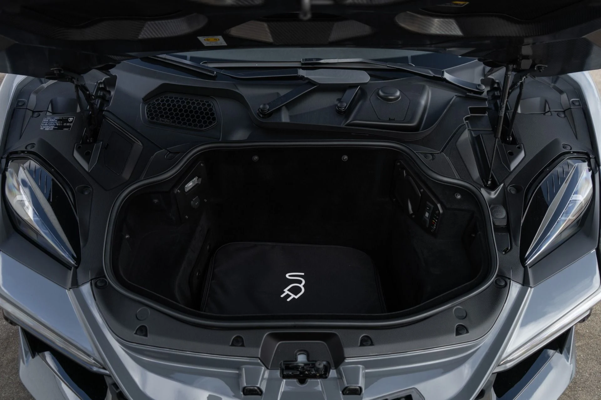 mph035_3169156872_Used_2024_Lamborghini_Revuelto_1766429093_97bfda0ff0