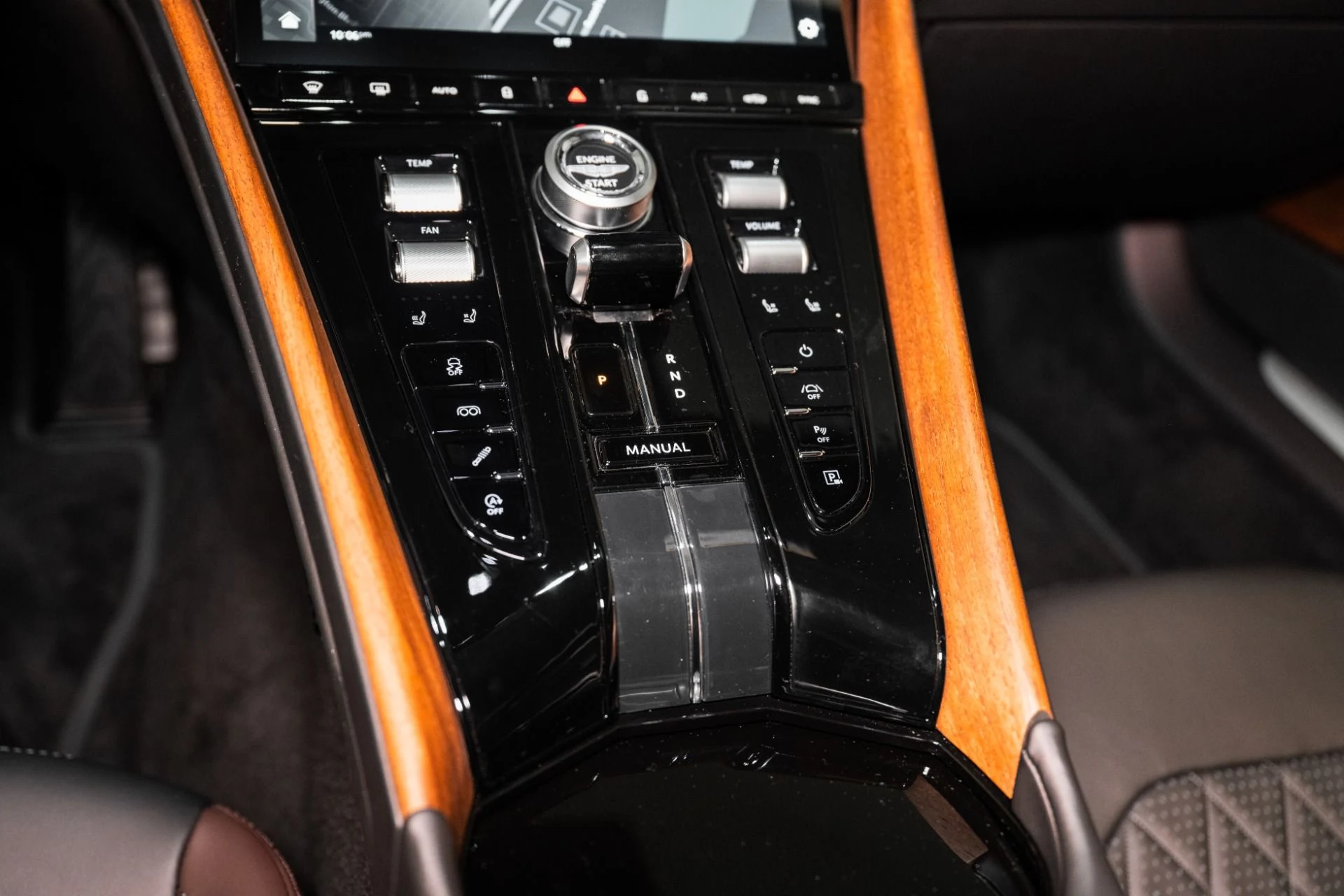 mph035_3188449751_Used_2025_Aston_Martin_DB_12_Coupe_1748960287_7d6a560582