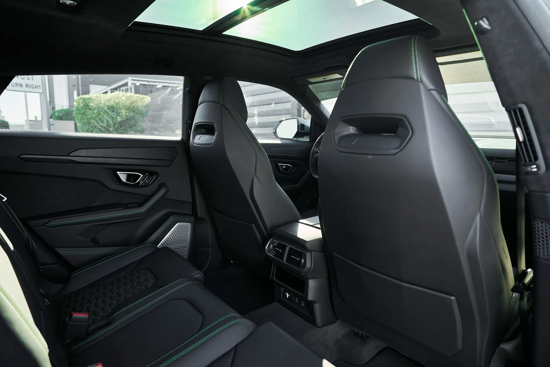 mph035_3195071728_Used_2021_Lamborghini_Urus_1765854498_805889c549