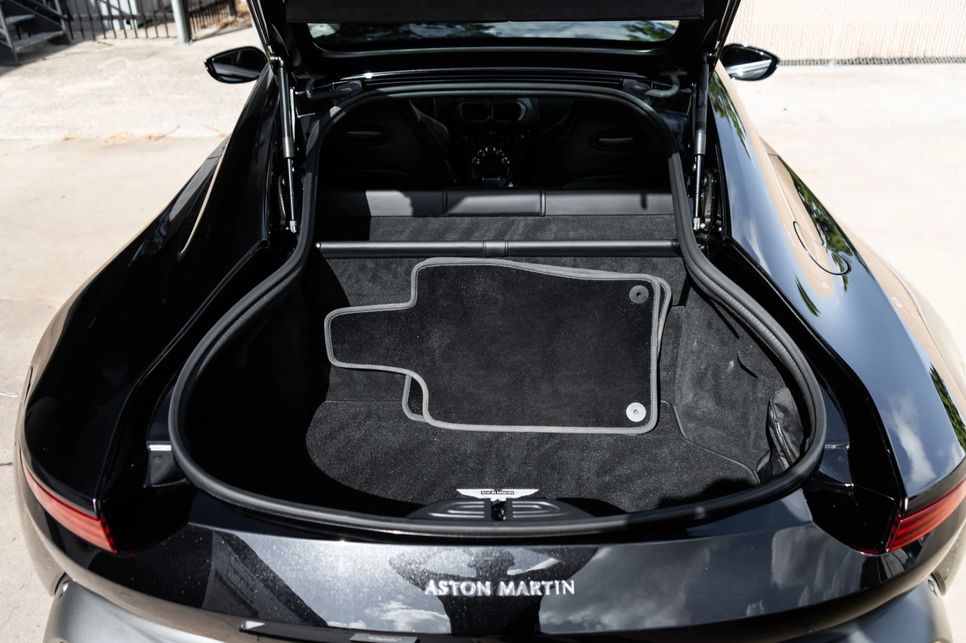 mph035_3221075094_Used_2019_Aston_Martin_Vantage_1789496200_7a5876f8b5