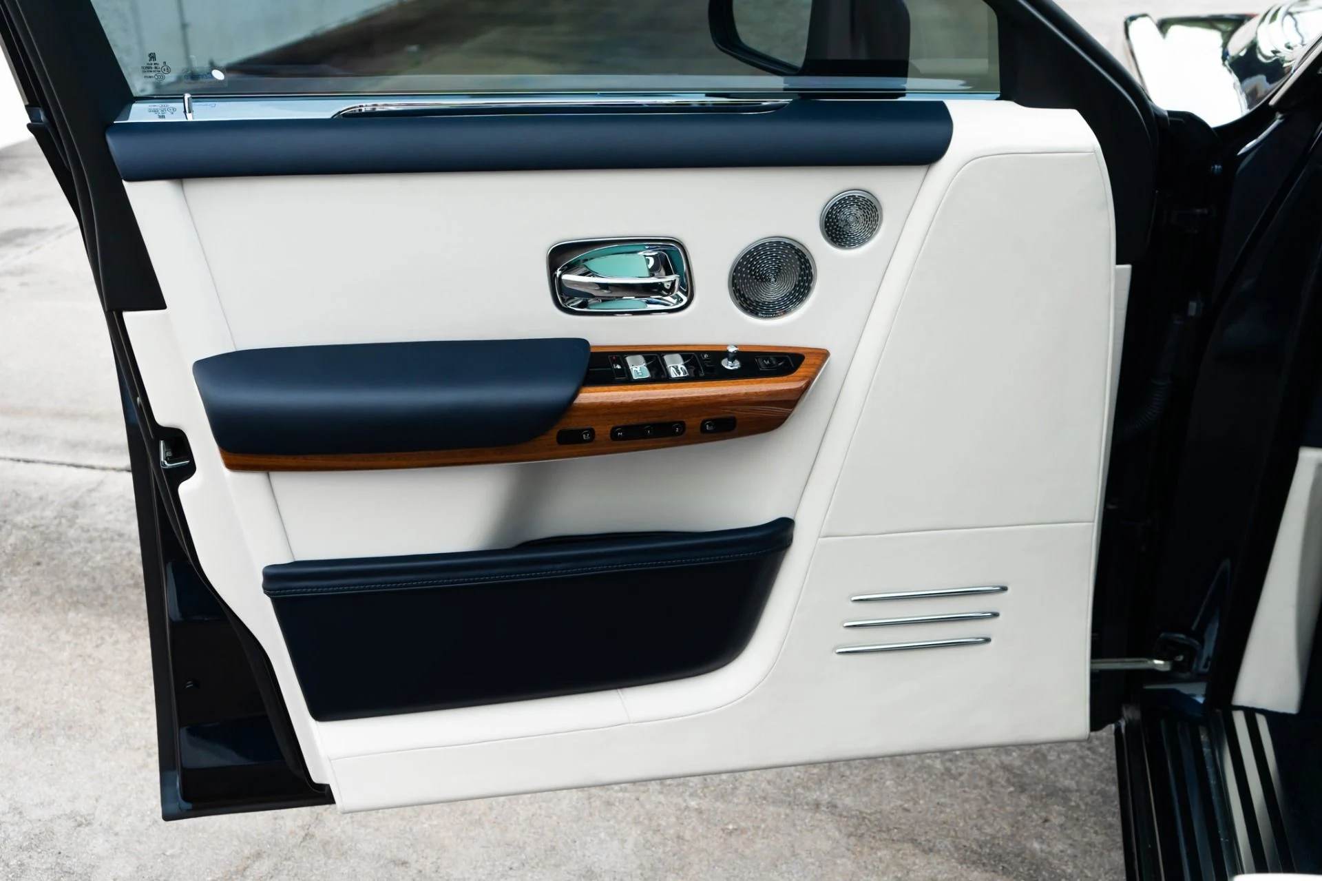 mph035_3244682938_Used_2022_Rolls_Royce_Phantom_1778012232_466d001966