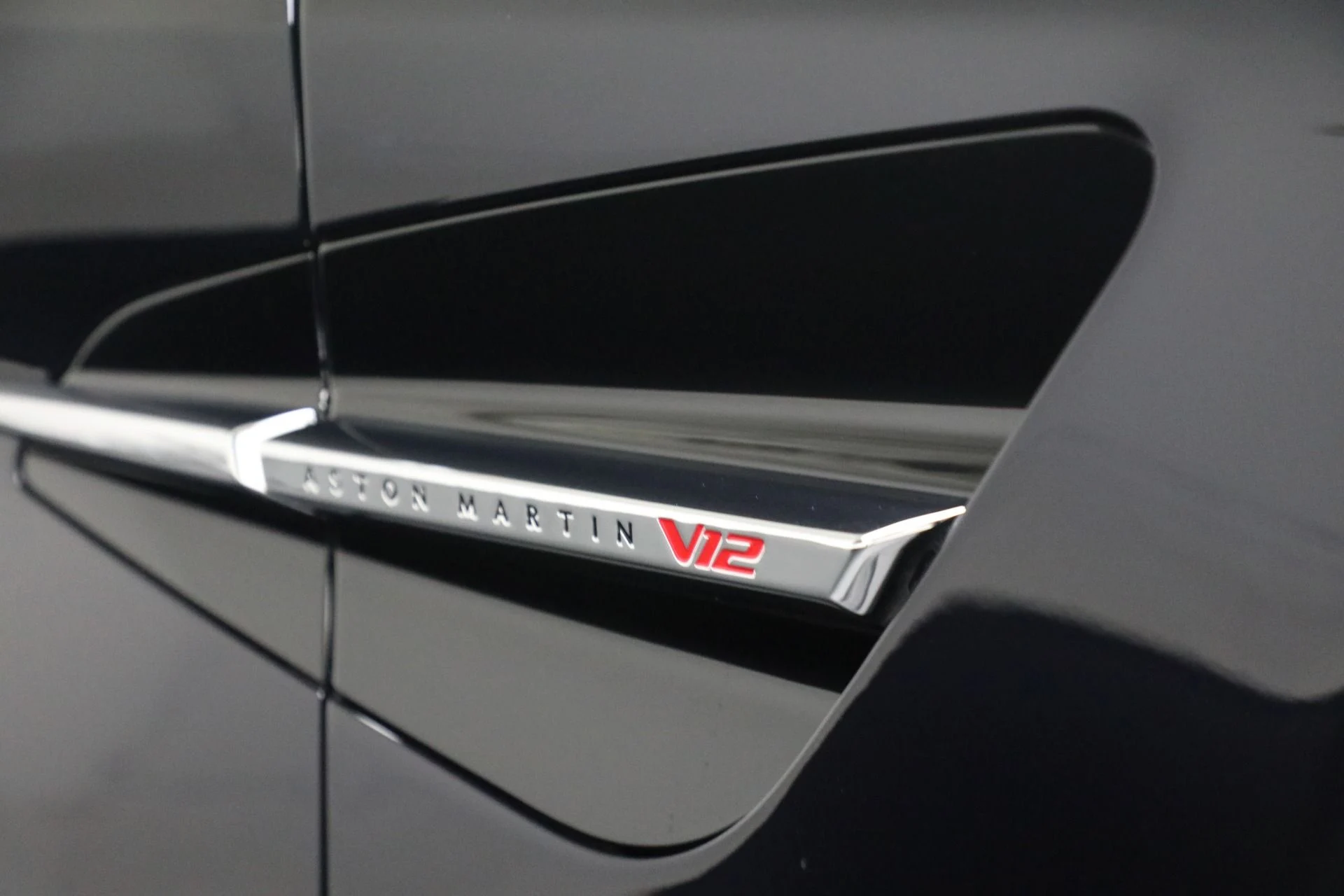 mph035_32812199_New_2026_Aston_Martin_Vanquish_cf9de22686