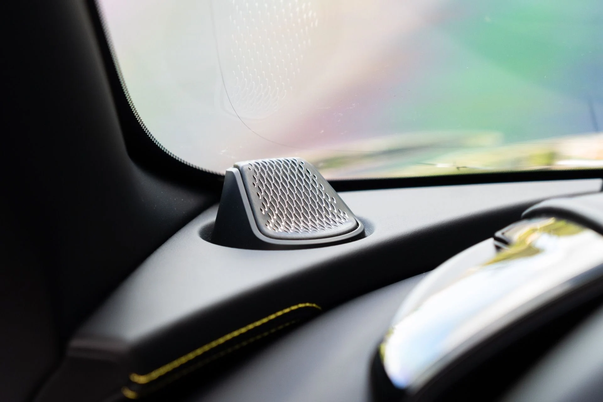 mph035_3321633270_Used_2025_Aston_Martin_DBX_707_1764700714_f1d1c01b35