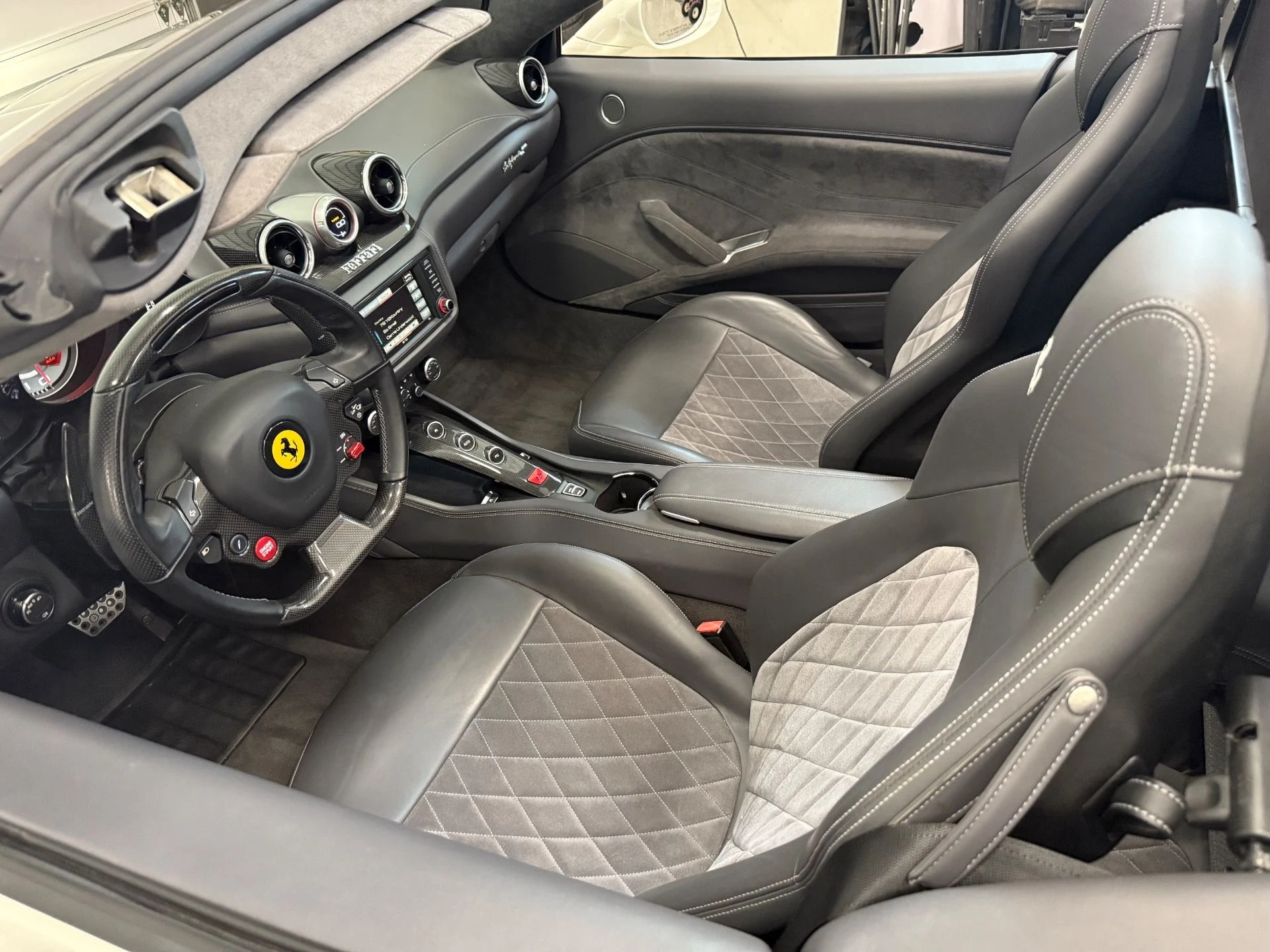 mph035_3322592104_Used_2015_Ferrari_California_T_1754670246_0b9b10980b