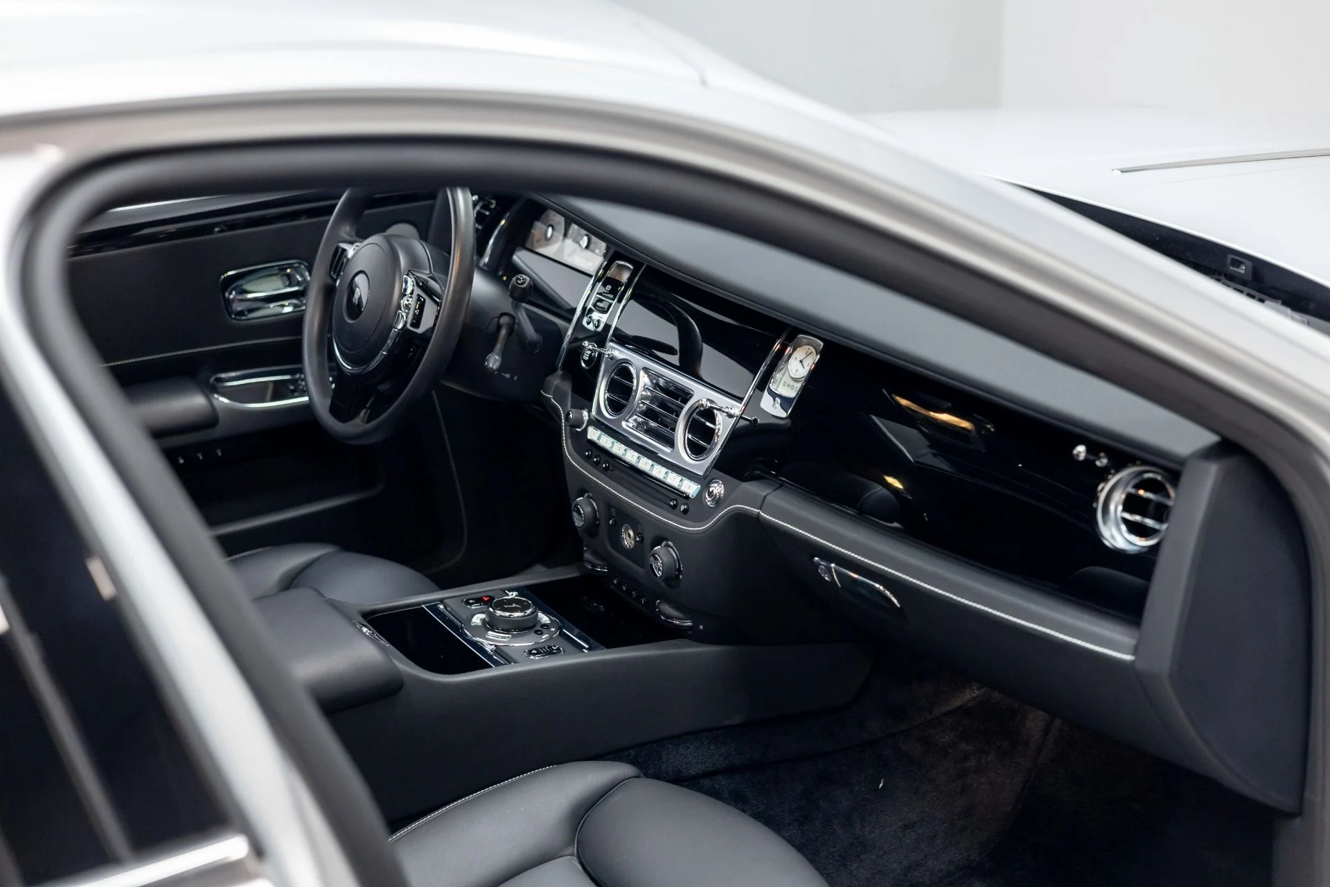 mph035_3328827667_Used_2015_Rolls_Royce_Ghost_1760219601_79cc756589
