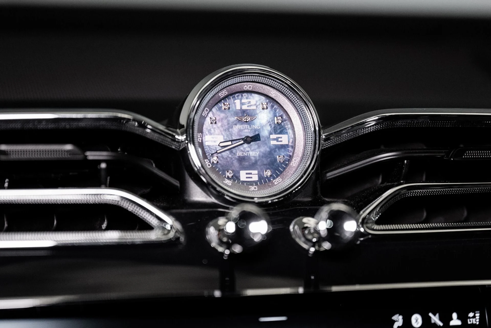mph035_3348258187_Used_2021_Bentley_Bentayga_V8_1759421364_58d8b2c6c9