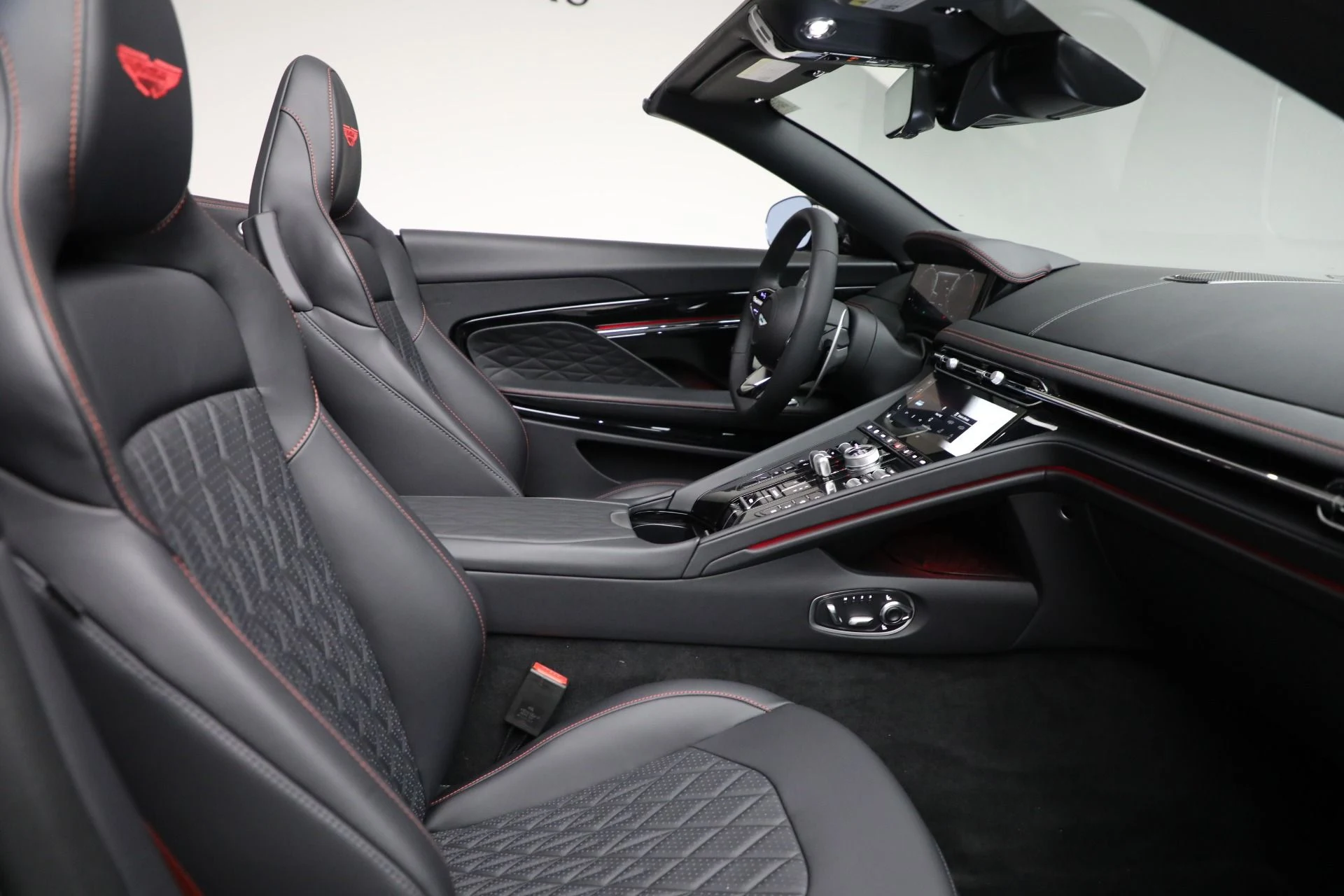 mph035_3373064257_New_2025_Aston_Martin_DB_12_Volante_32e2079e45