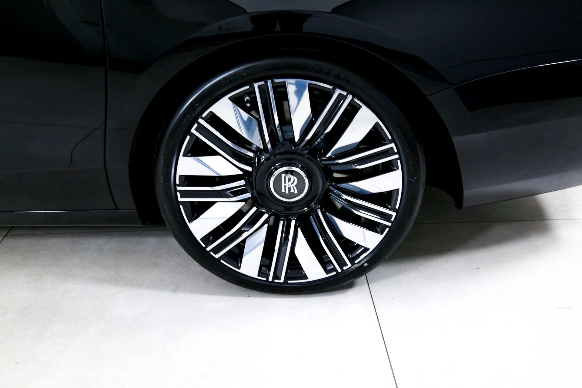 mph035_3413324050_Used_2025_Rolls_Royce_Ghost_1751386071_b847a7f93e