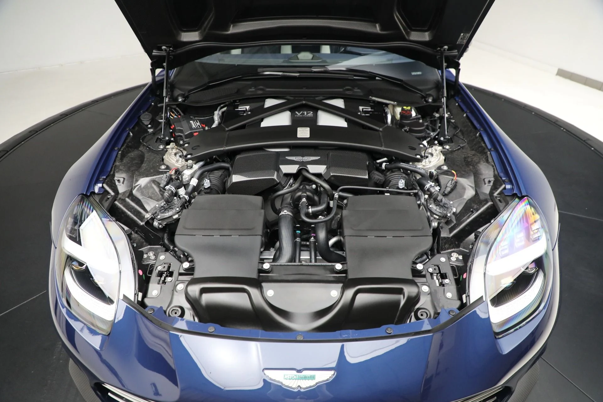 mph035_3450819809_New_2025_Aston_Martin_Vanquish_1735676879_bf5b0a2b70