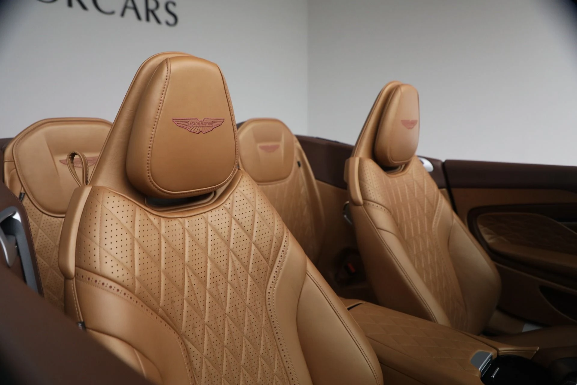 mph035_3462543319_Used_2024_Aston_Martin_DB_12_Volante_1792860706_cbd41e963d