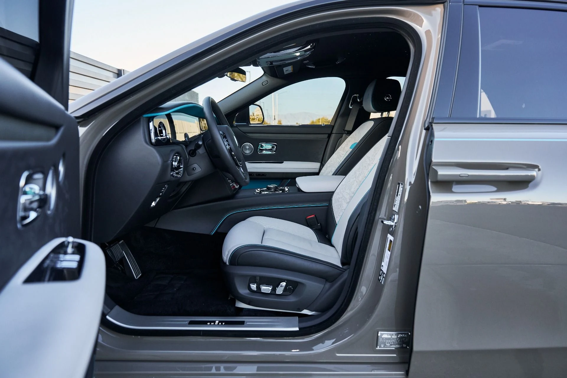 mph035_3468613014_Used_2025_Rolls_Royce_Ghost_Base_1770087437_6b6e6e41e0