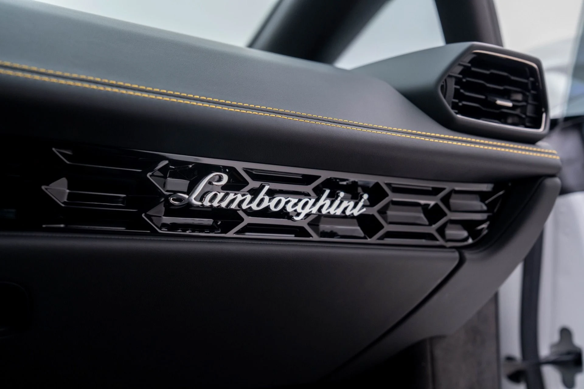mph035_3507728877_Used_2023_Lamborghini_Huracan_Tecnica_1781823003_ab810fe18b