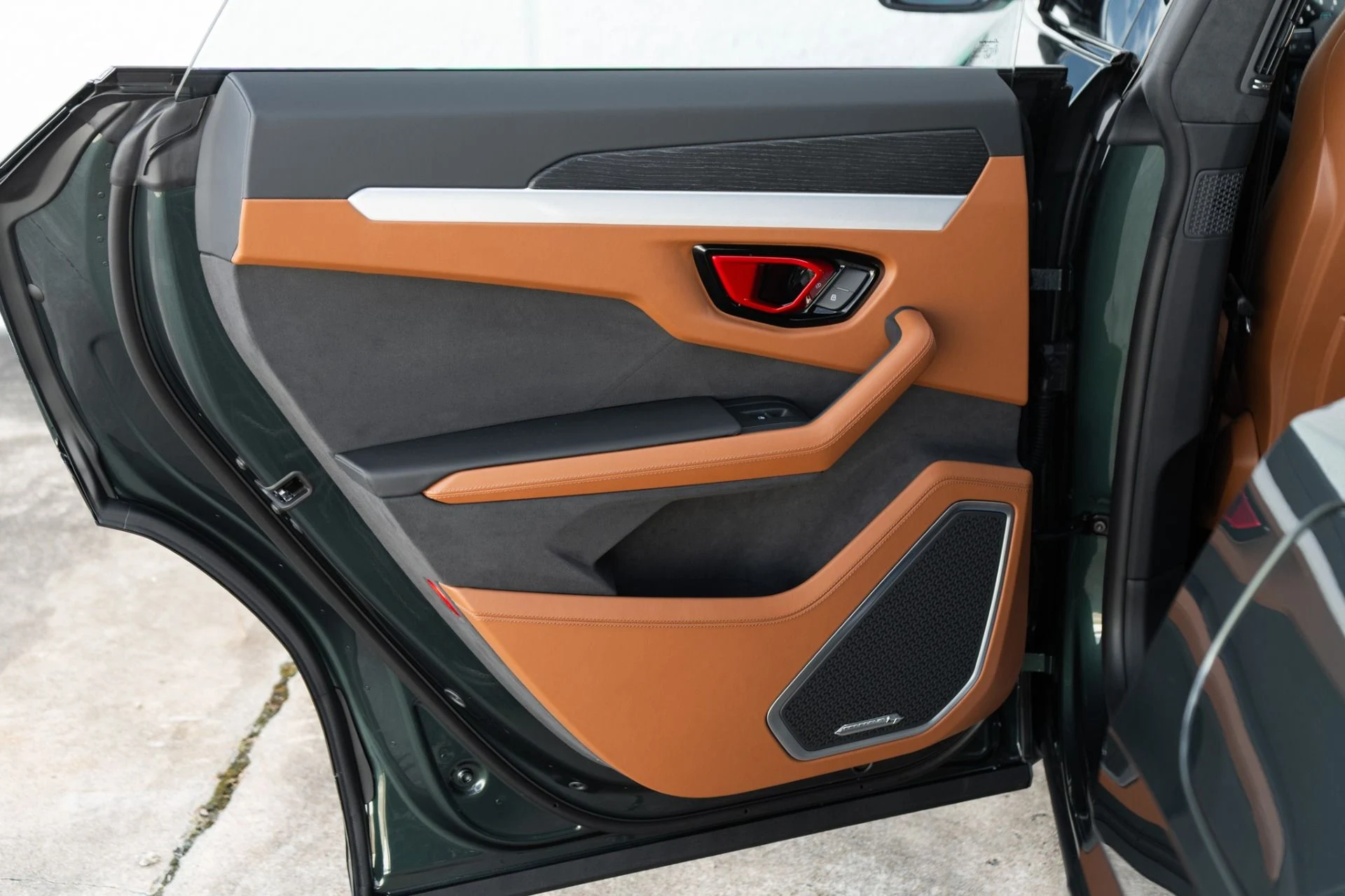 mph035_3511527055_Used_2025_Lamborghini_Urus_SE_1758739816_4bd04a9640