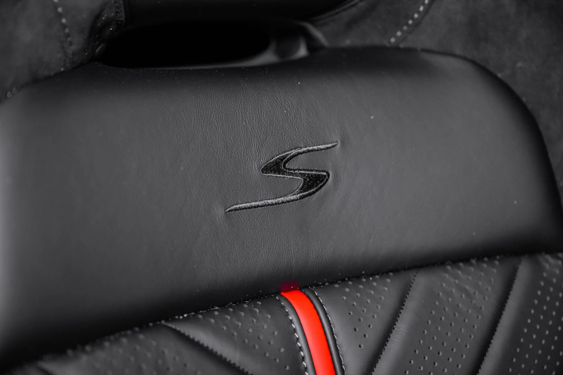 mph035_3575669848_New_2026_Aston_Martin_Vantage_S_1776402995_12bd9cbb52