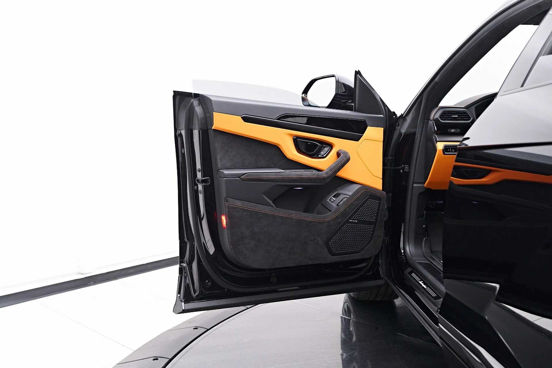 mph035_3596713474_Used_2024_Lamborghini_Urus_S_1759191683_394e9b031a