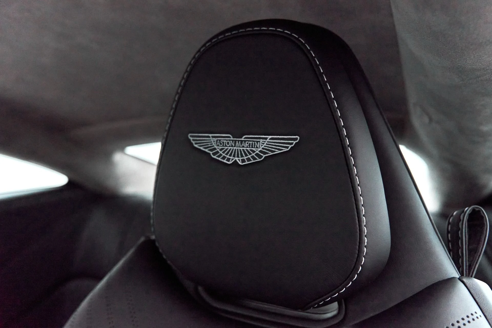 mph035_3634367393_Used_2019_Aston_Martin_DB_11_Base_1627671902_4e9f26f10e