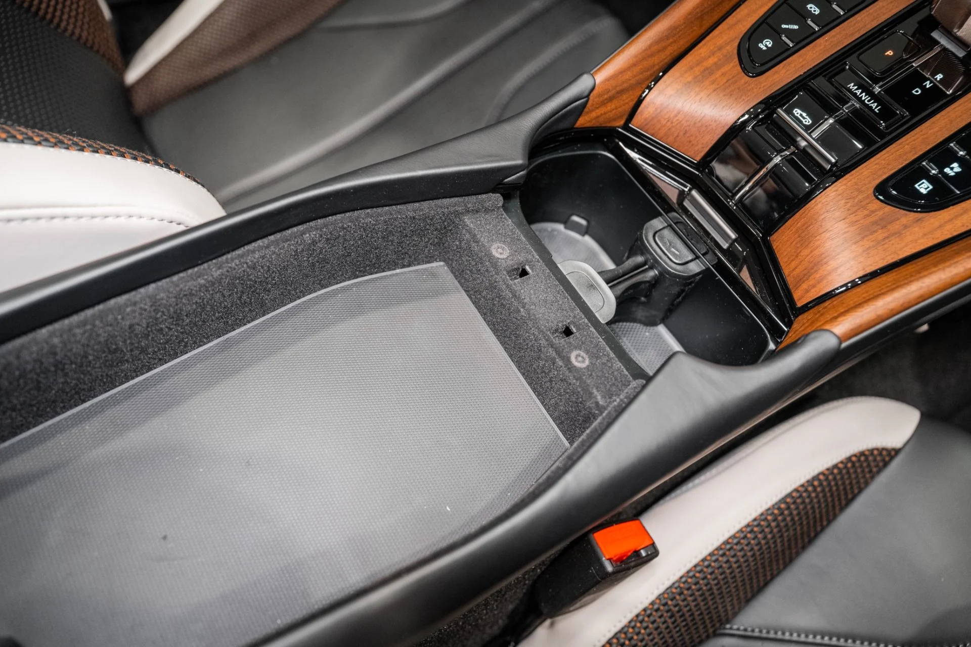 mph035_3660448478_New_2026_Aston_Martin_DB_12_Volante_1772211091_39bf529784