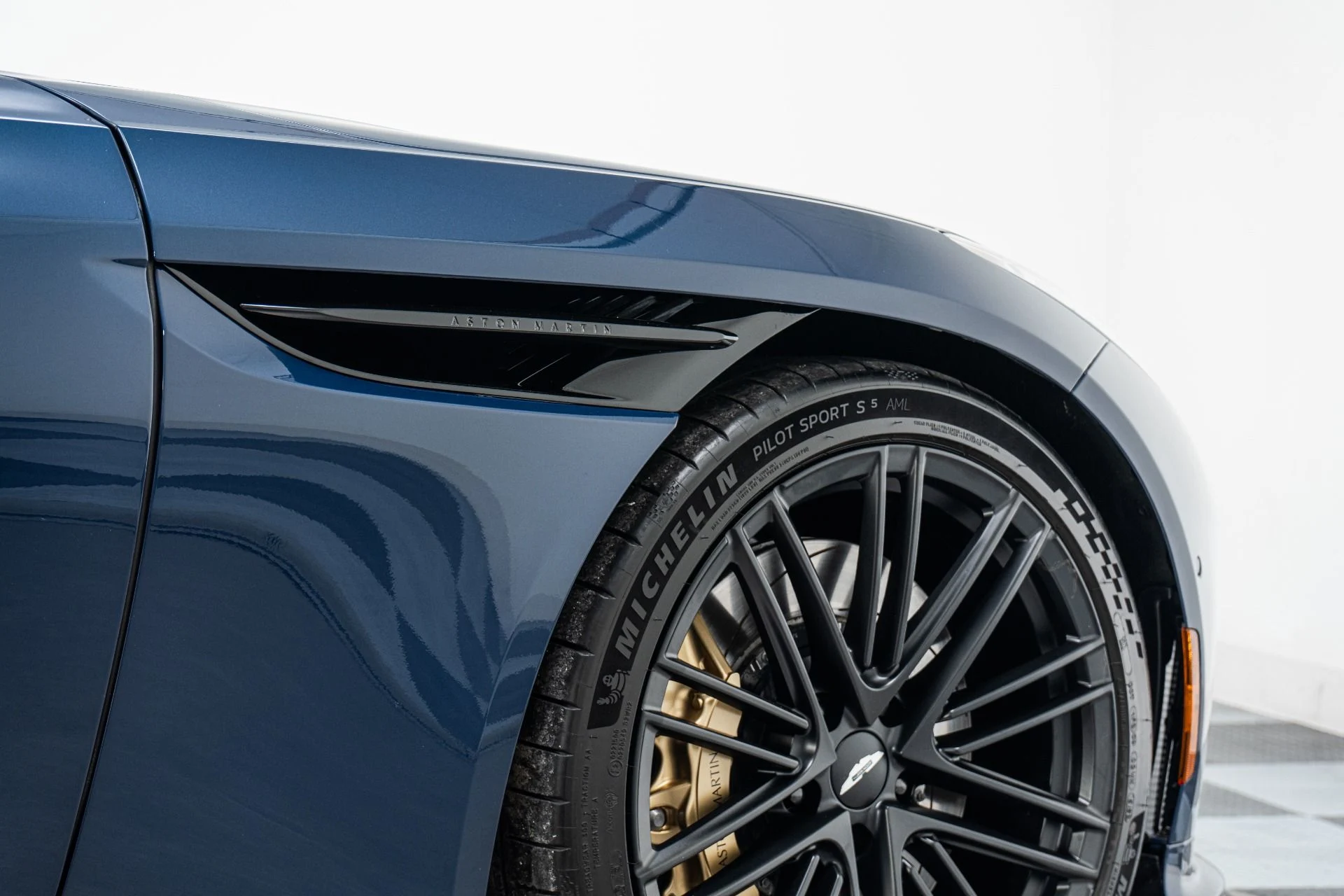 mph035_3668091026_Used_2024_Aston_Martin_DB_12_Volante_Carbon_Fiber_Bucket_Seats_Heritage_Paint_Color_1773867859_59b2c841b4