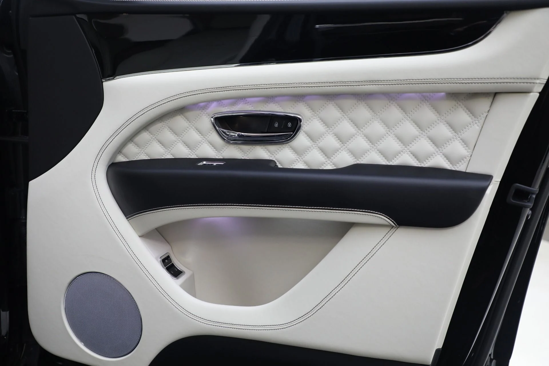 mph035_3727688934_Used_2023_Bentley_Bentayga_Azure_V8_fb4fecdd63