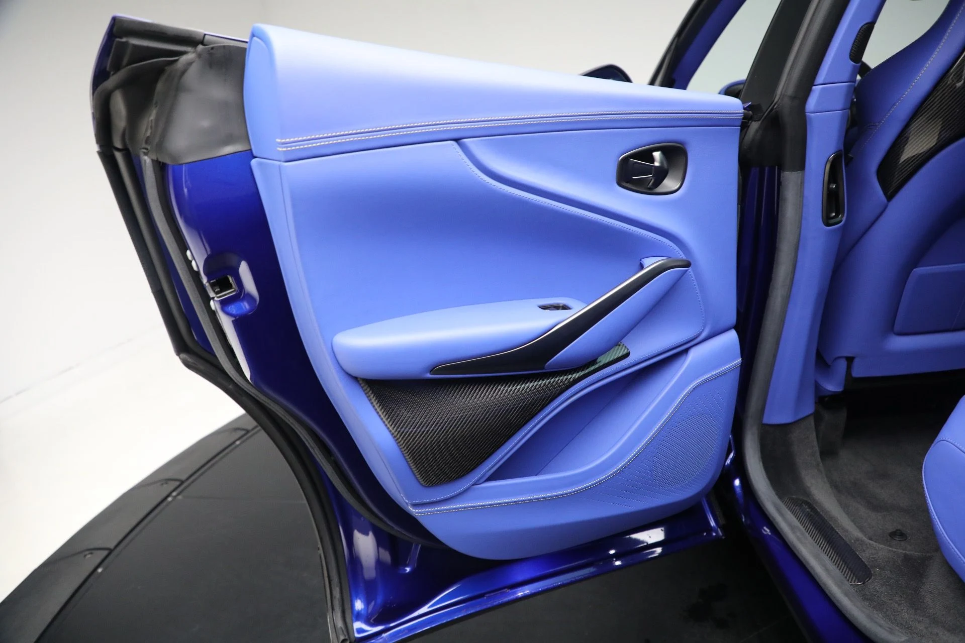 mph035_3741711692_Used_2024_Aston_Martin_DBX_707_1761409513_2877c631f5
