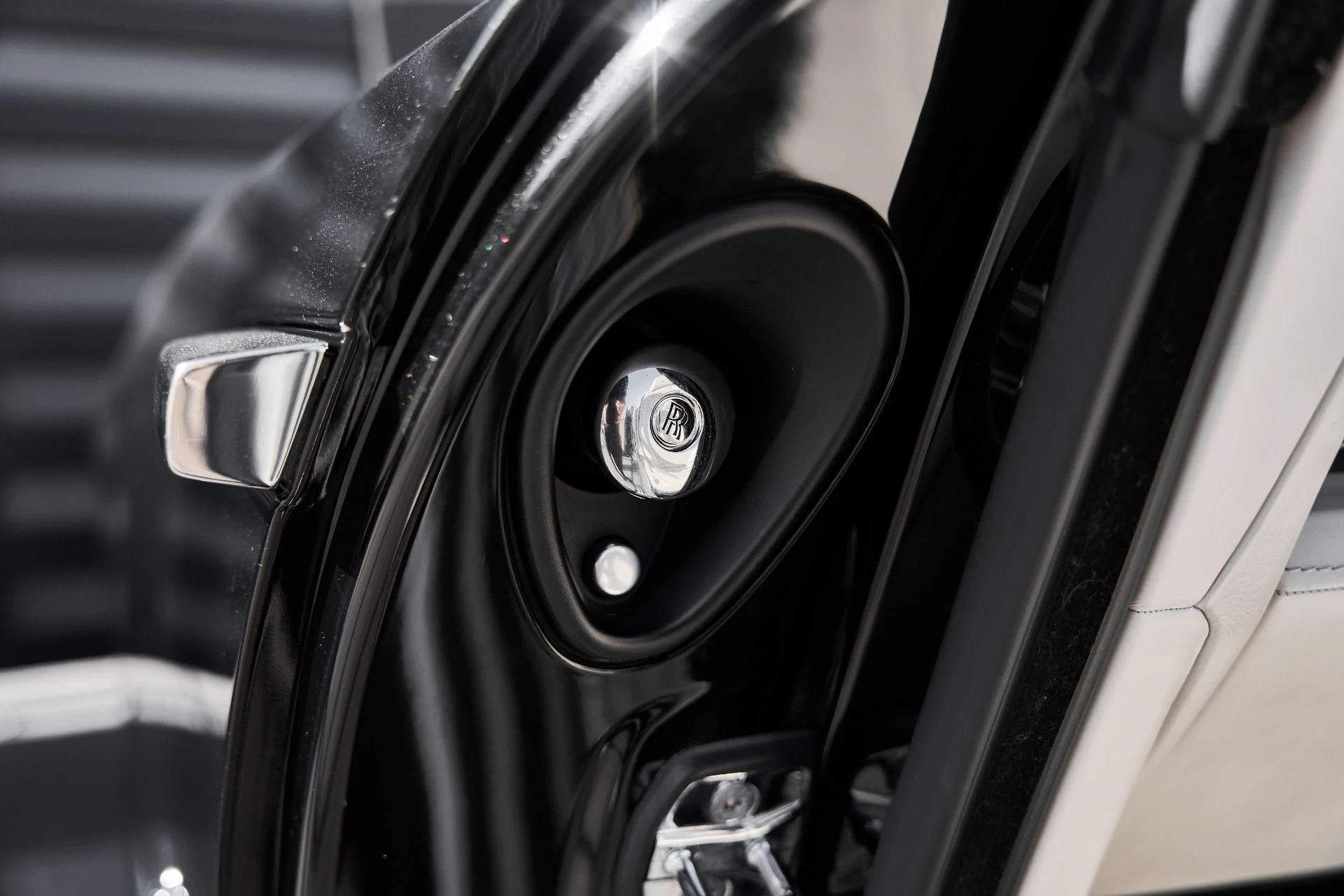 mph035_3752898010_Used_2016_Rolls_Royce_Dawn_Base_1770086725_d36e5c3662