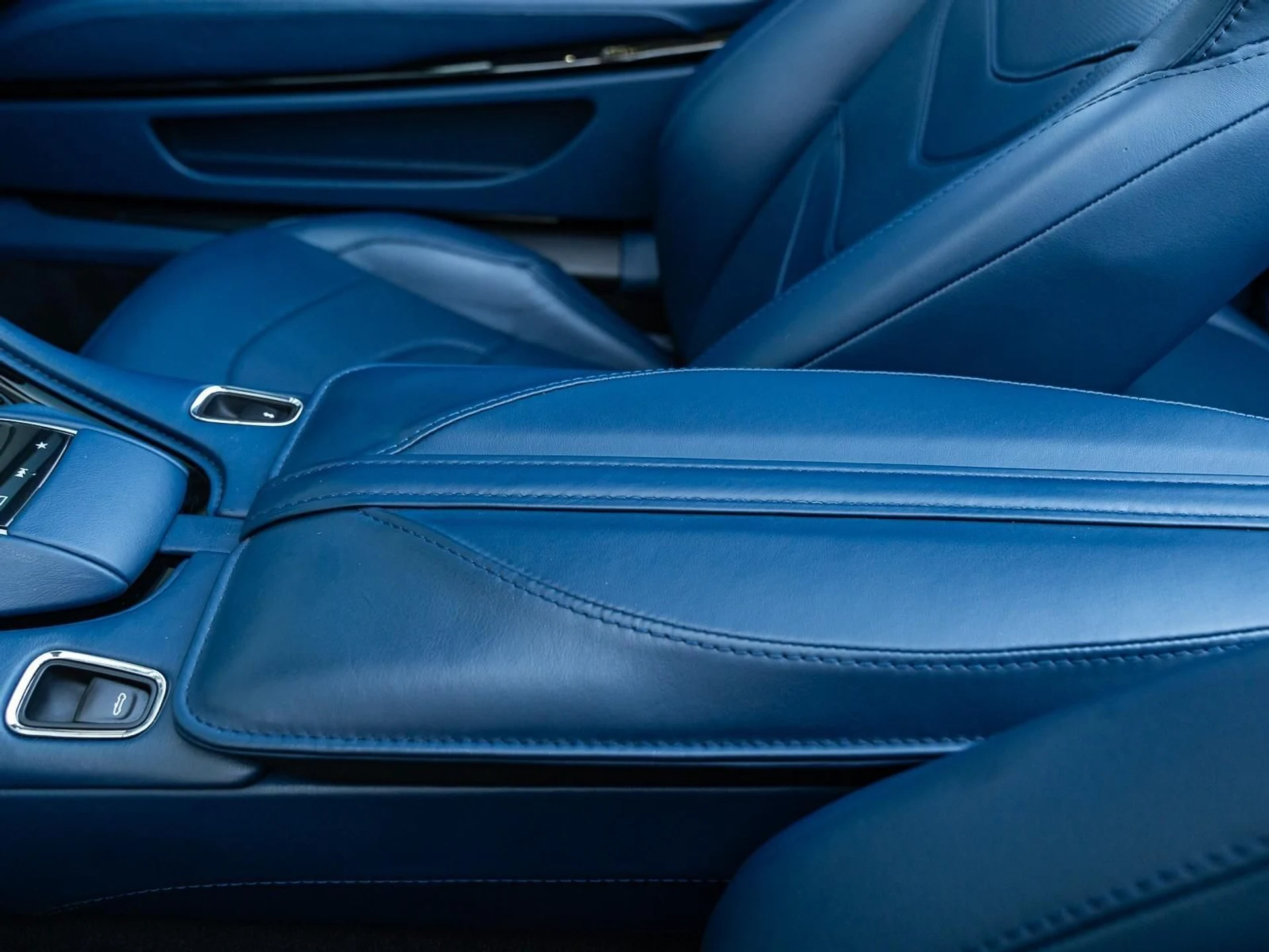 mph035_3878331631_Used_2020_Aston_Martin_DBS_Superleggera_1764795977_986fbaf177