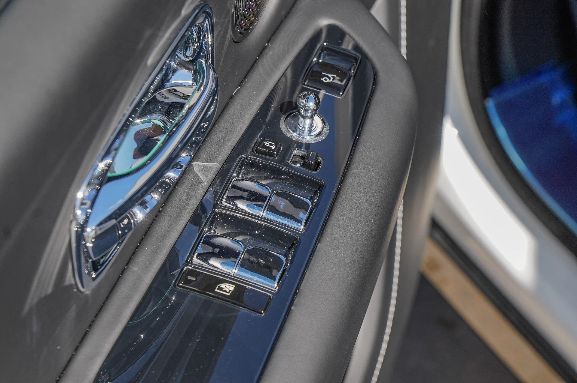 mph035_3923036613_Hi_Tech_Luxury_Imports_LLC_SLA_13_HA_06_TU_234902_image_35_46c4634352