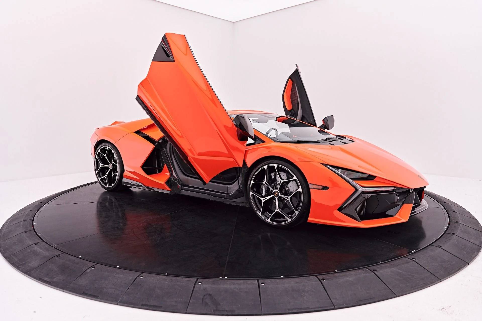 mph035_3991524306_Used_2024_Lamborghini_Revuelto_Base_1786150927_1ce6237974
