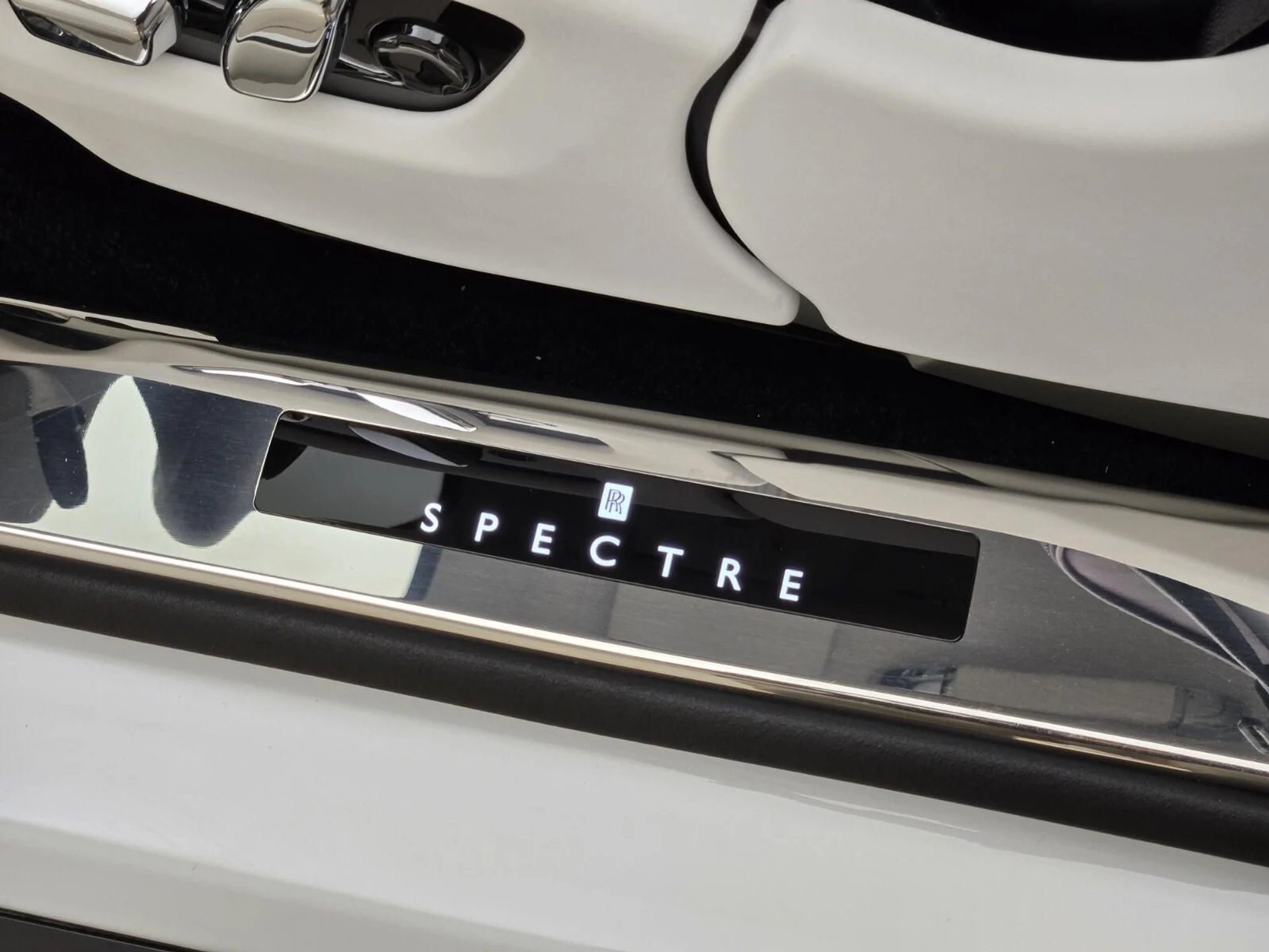mph035_4081156915_Used_2024_Rolls_Royce_Spectre_1761122055_c33cb459b4