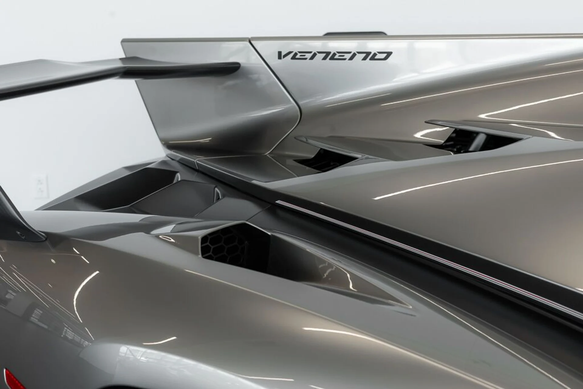 mph035_4133046100_lamborghini_veneno_2014_jpg_v_1779988126_1d9beb4959