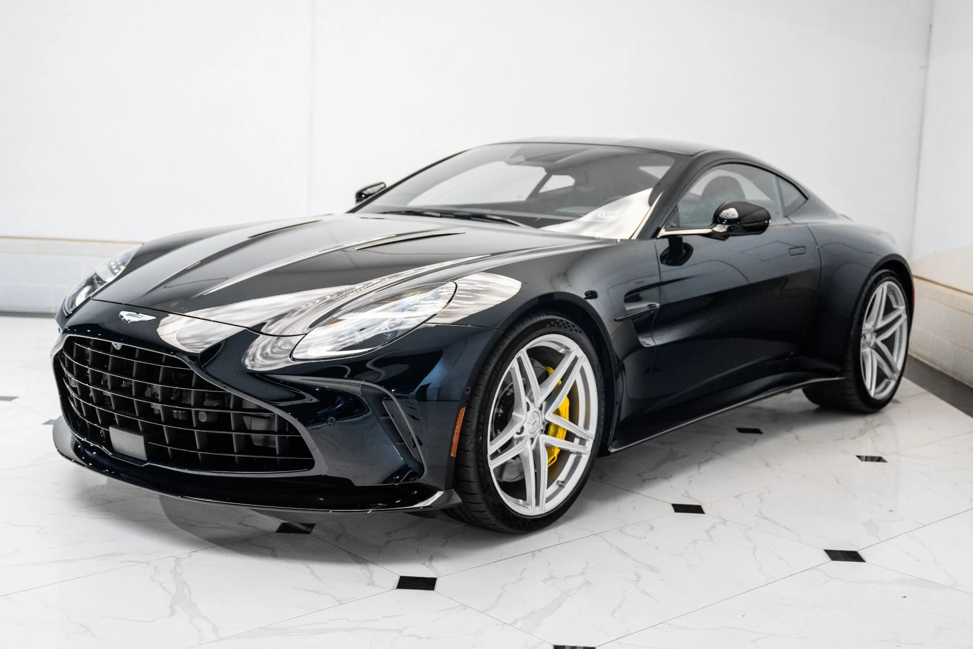 mph035_4146320554_New_2026_ASTON_MARTIN_VANTAGE_1759283584_06950cec0e