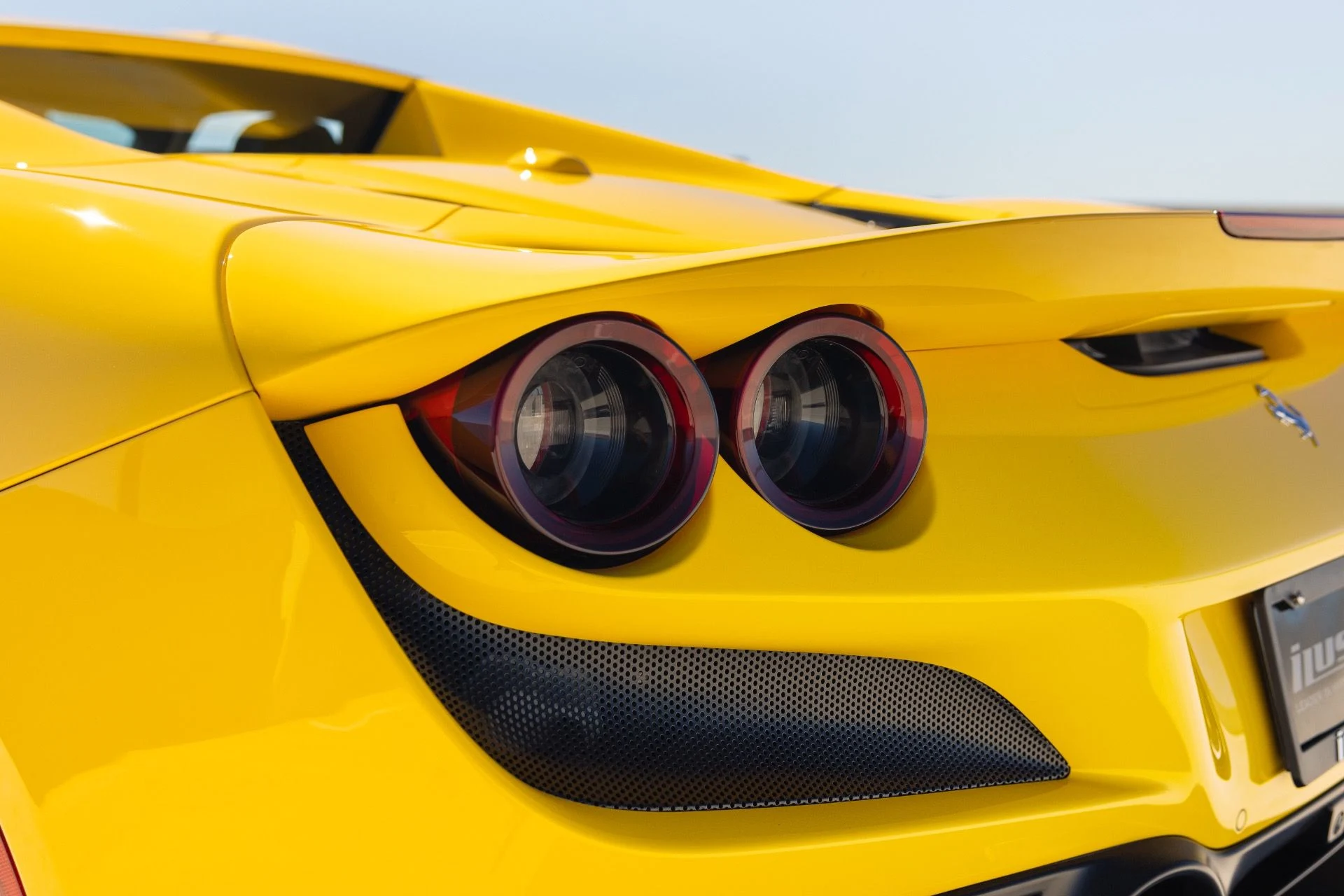 mph035_4186514434_Used_2022_Ferrari_F8_Spider_1790977692_95b57043fb