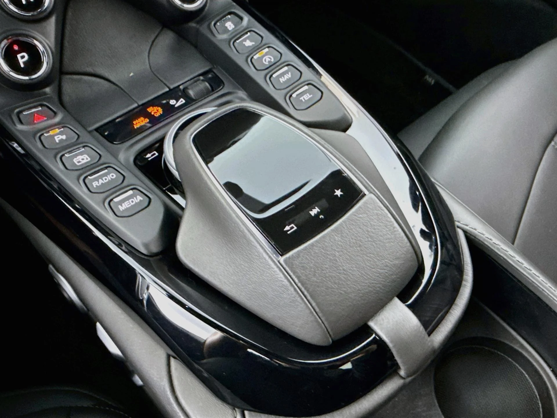 mph035_4248383210_Used_2020_Aston_Martin_Vantage_1791218637_adcad4d3c2