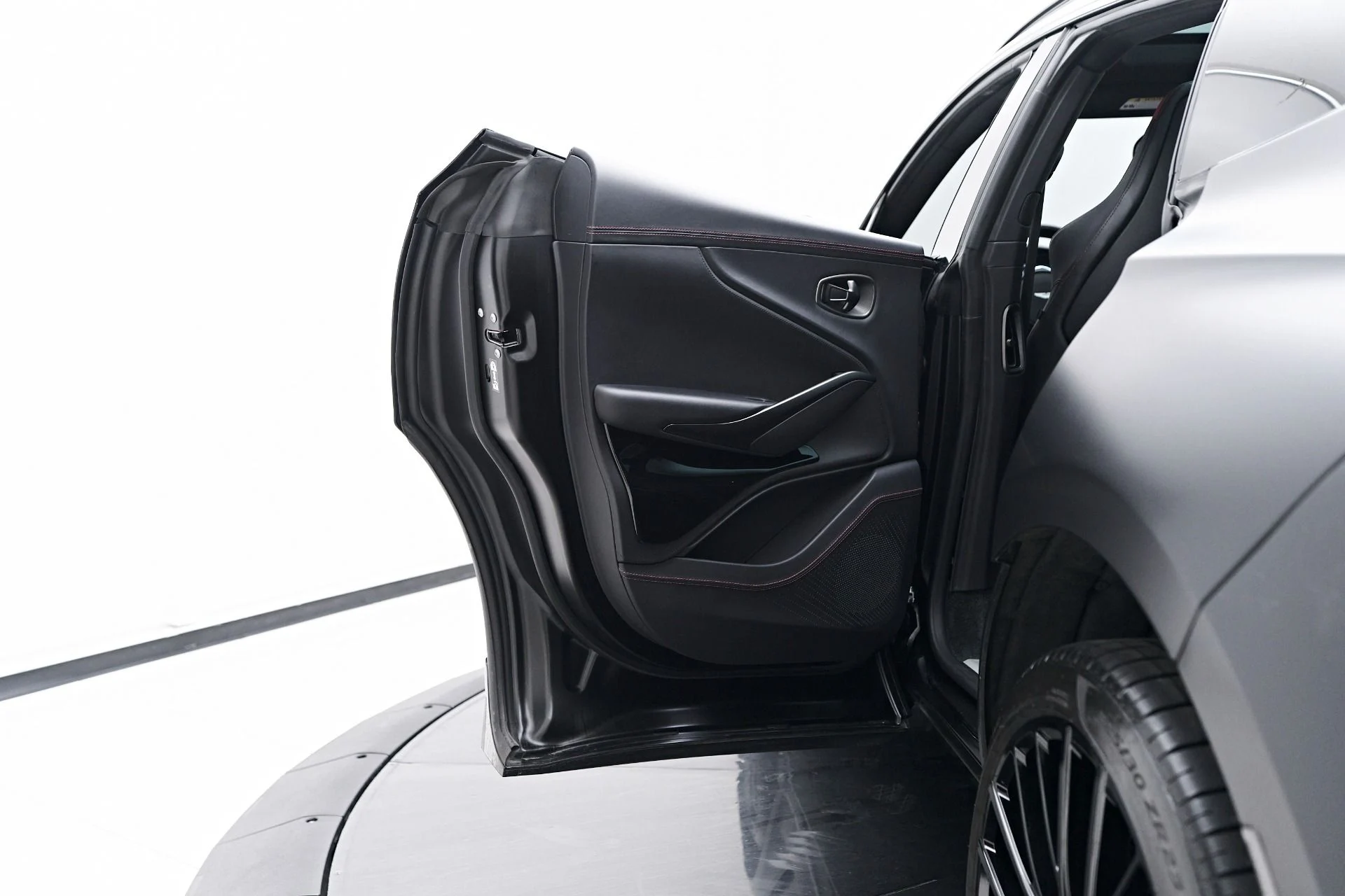 mph035_449293019_Used_2023_Aston_Martin_DBX_707_1754786768_8c862ca22b