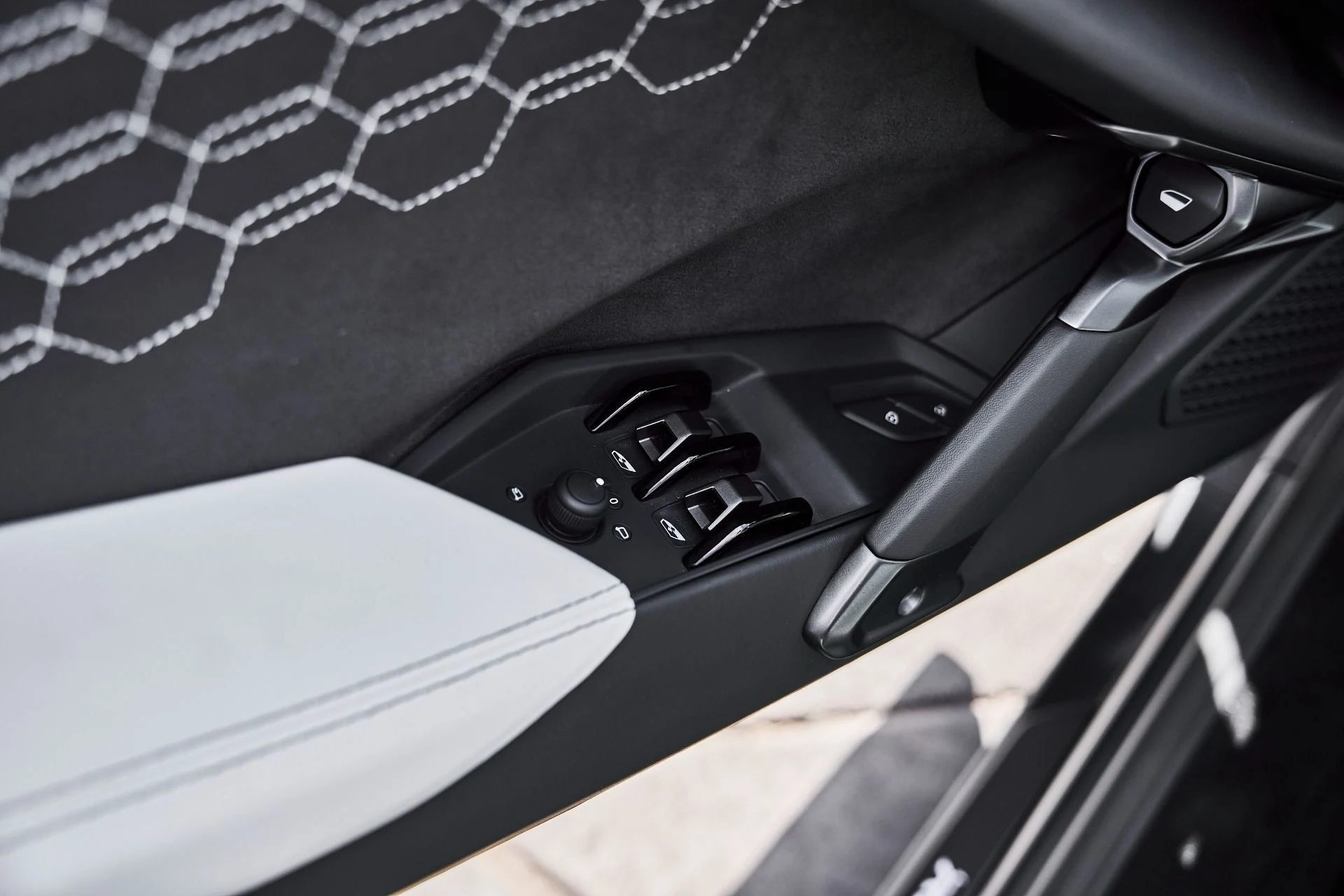 mph035_45001742_Used_2026_Lamborghini_Revuelto_Base_1777078403_4b3f674072