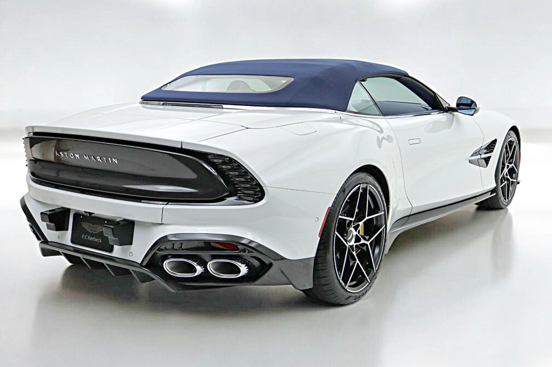 mph035_463219387_New_2026_Aston_Martin_Vanquish_Volante_a3d9300737