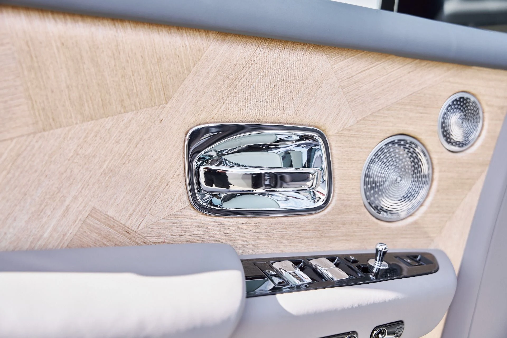 mph035_500980771_Used_2025_Rolls_Royce_Phantom_Base_1769480920_ddf0c22e5a