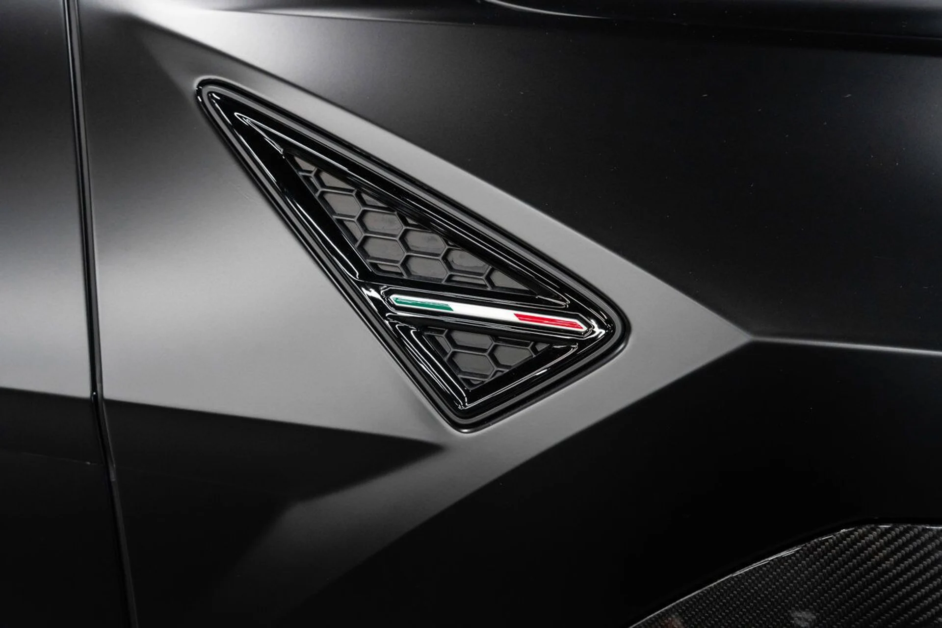 mph035_509898875_lamborghini_urus_2023_71f50cf5db