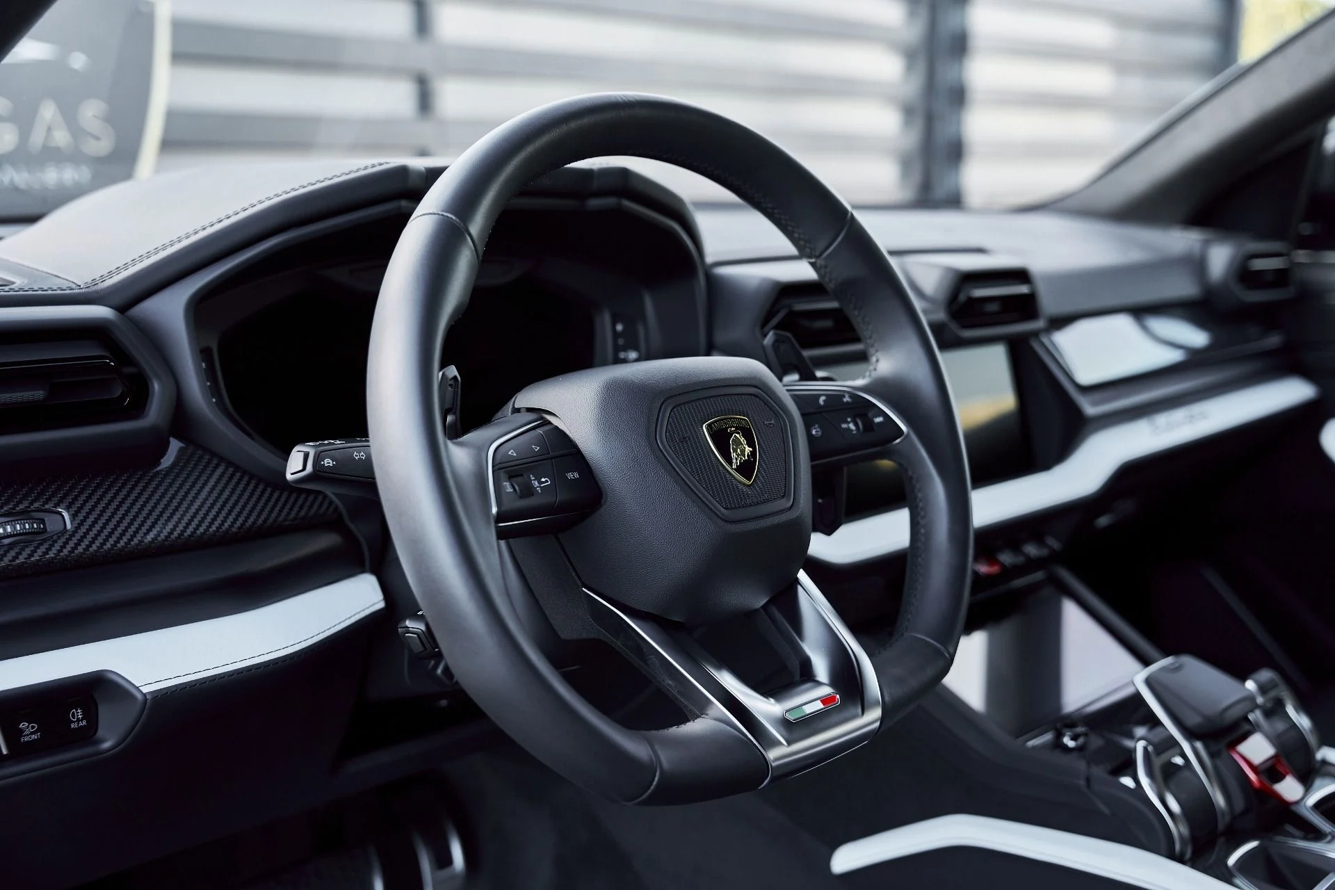 mph035_555372051_Used_2025_Lamborghini_Urus_SE_1767720876_8cf3913494