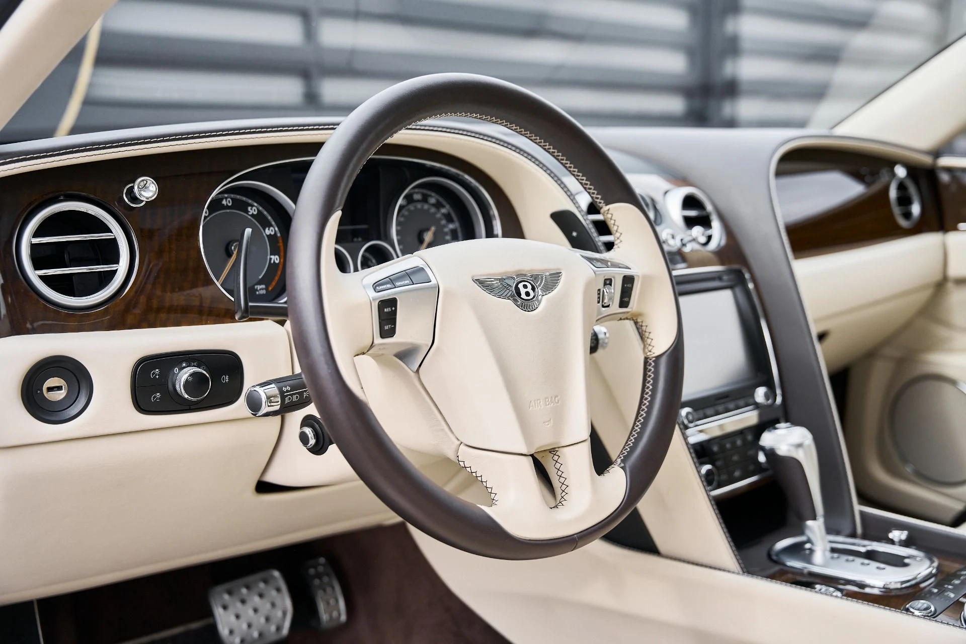 mph035_567636763_Used_2015_Bentley_Flying_Spur_V8_1769278356_9992cee525