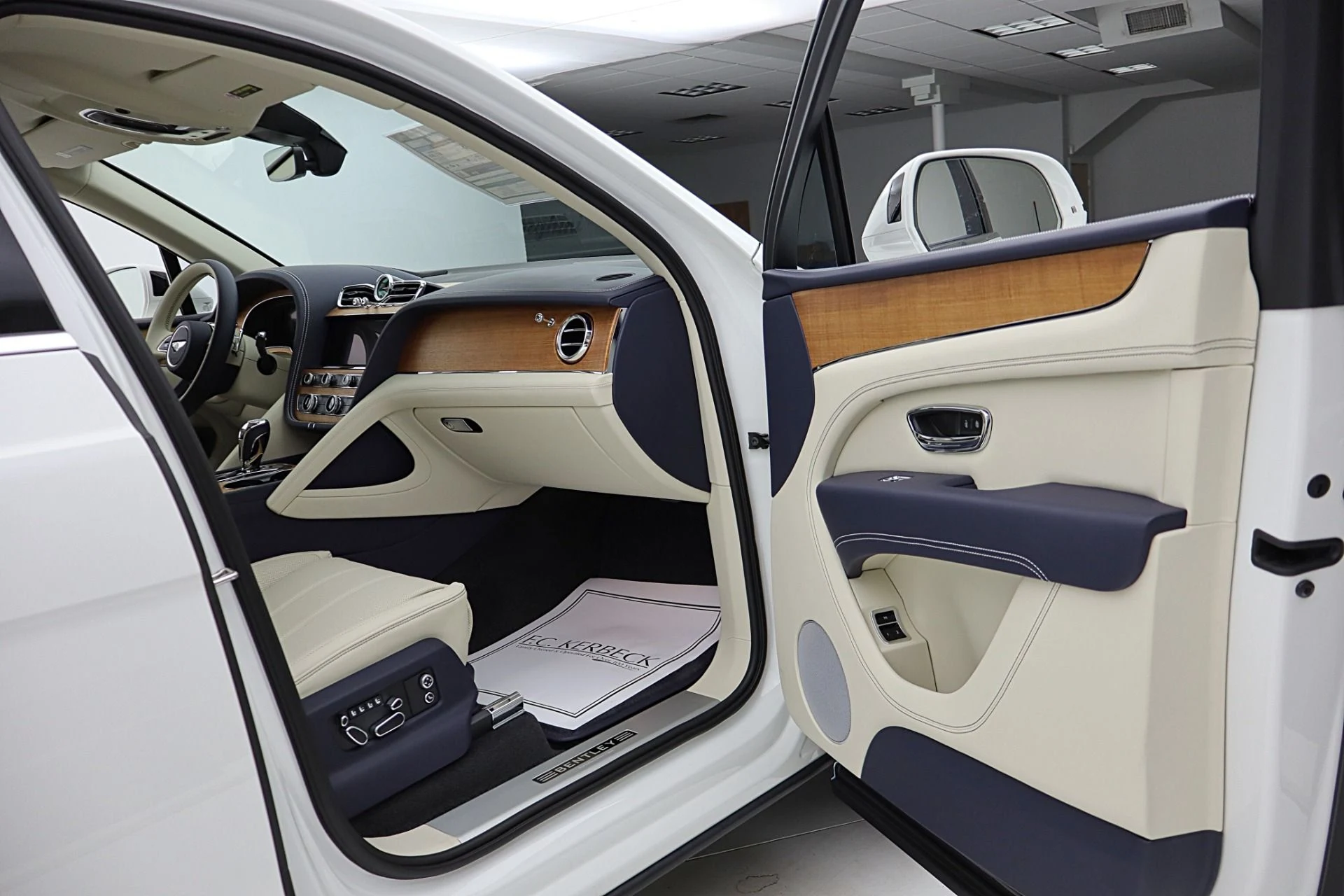 mph035_569517741_New_2026_Bentley_Bentayga_EWB_V8_d76a567622
