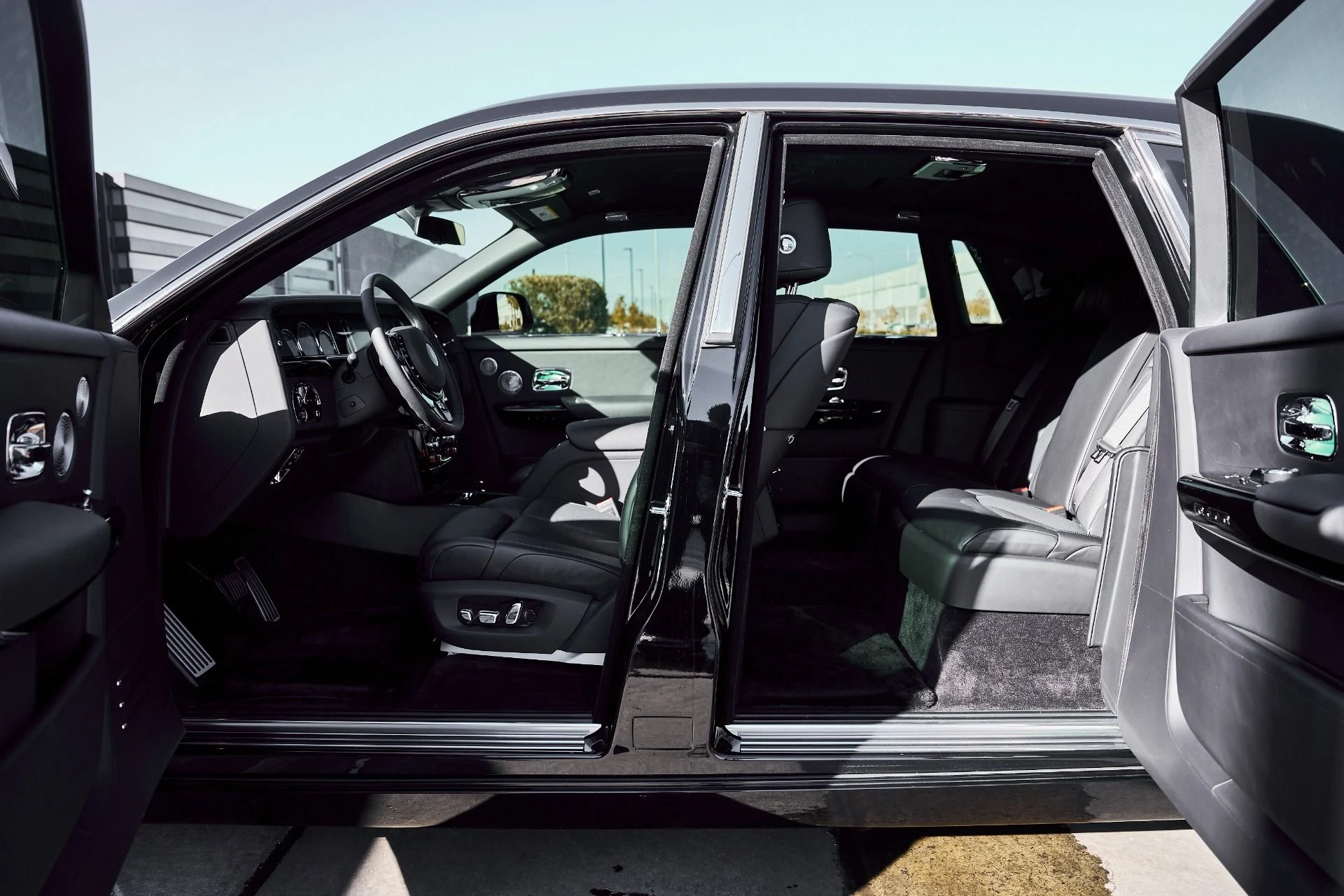 mph035_597720679_Used_2024_Rolls_Royce_Phantom_Base_1770700088_1d95c99e69