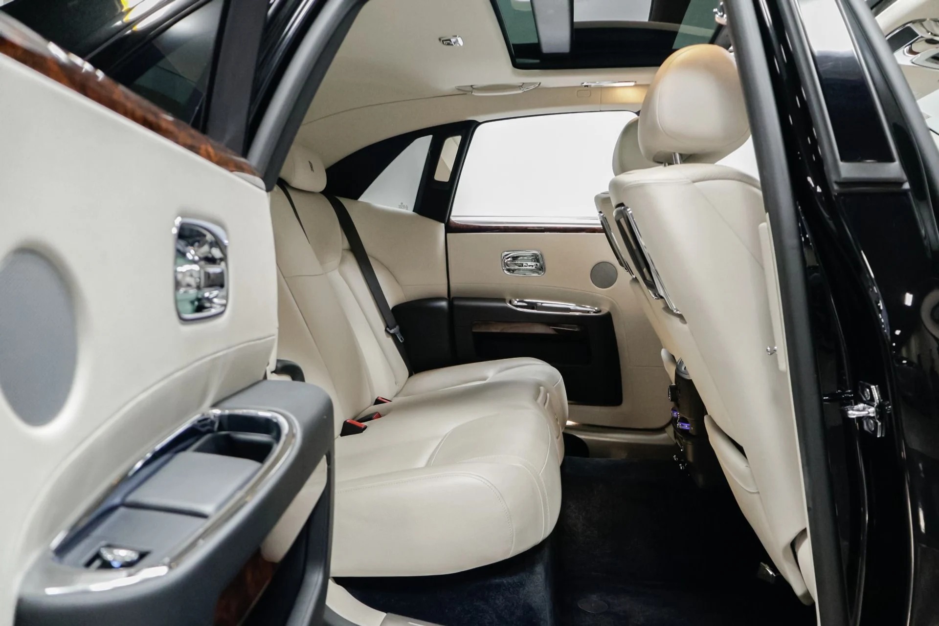 mph035_601918300_Used_2015_Rolls_Royce_Ghost_Base_1760537897_efacddfe9b