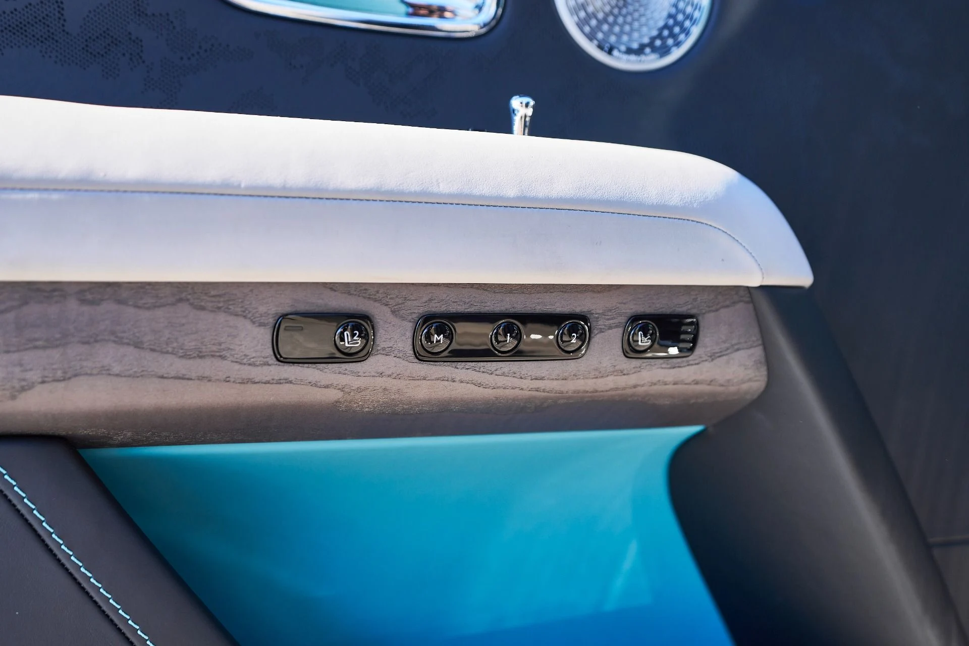 mph035_628337664_Used_2025_Rolls_Royce_Ghost_Base_1765592201_f50c434ed7