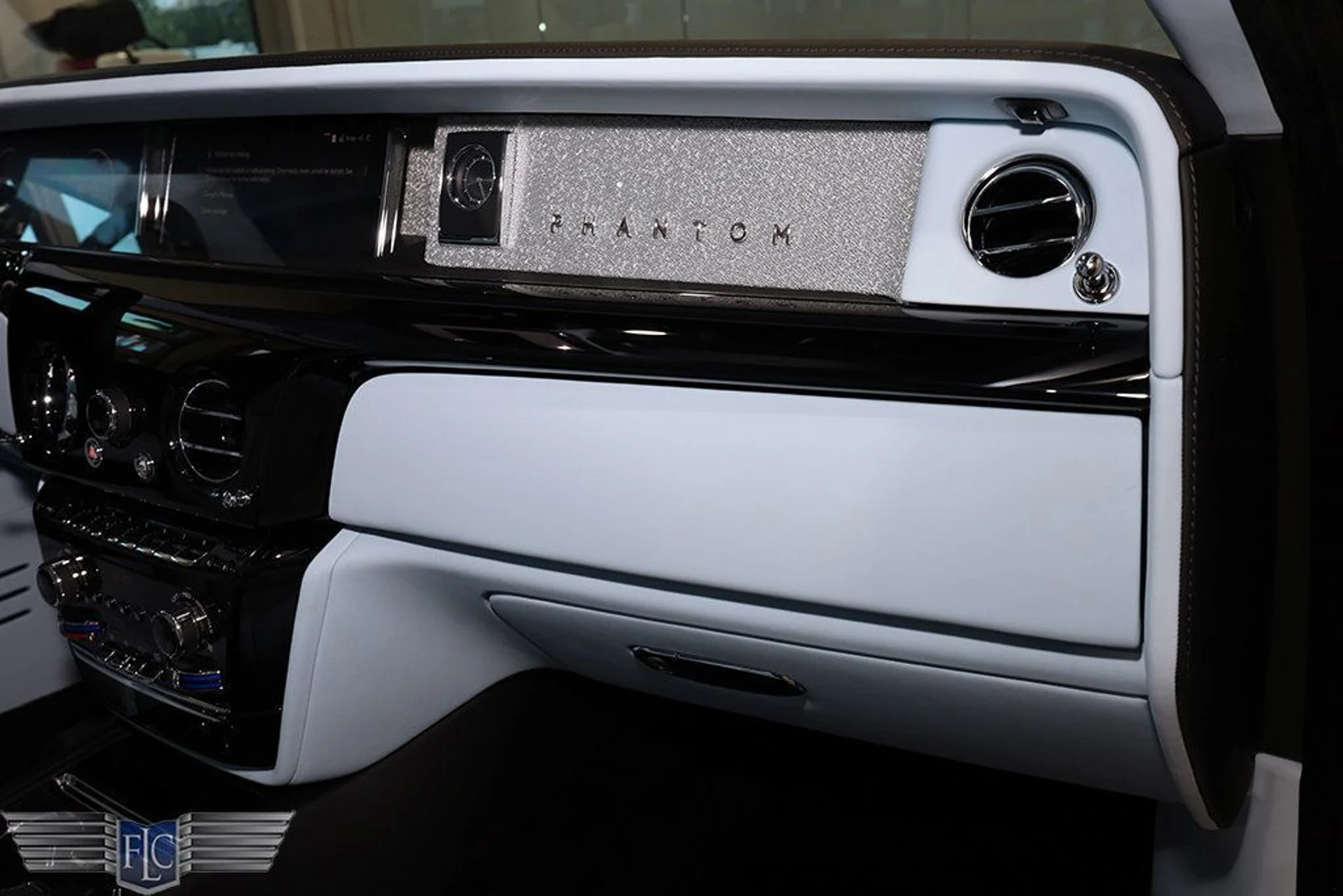 mph035_65058684_used_2025_rolls_royce_phantom_sedan_9689_22959551_36_1024_e3564aefa3