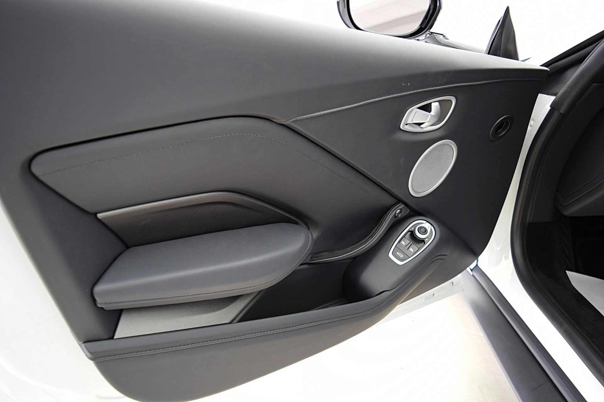 mph035_675039481_Used_2023_Aston_Martin_Vantage_Coupe_c3080ec8c5