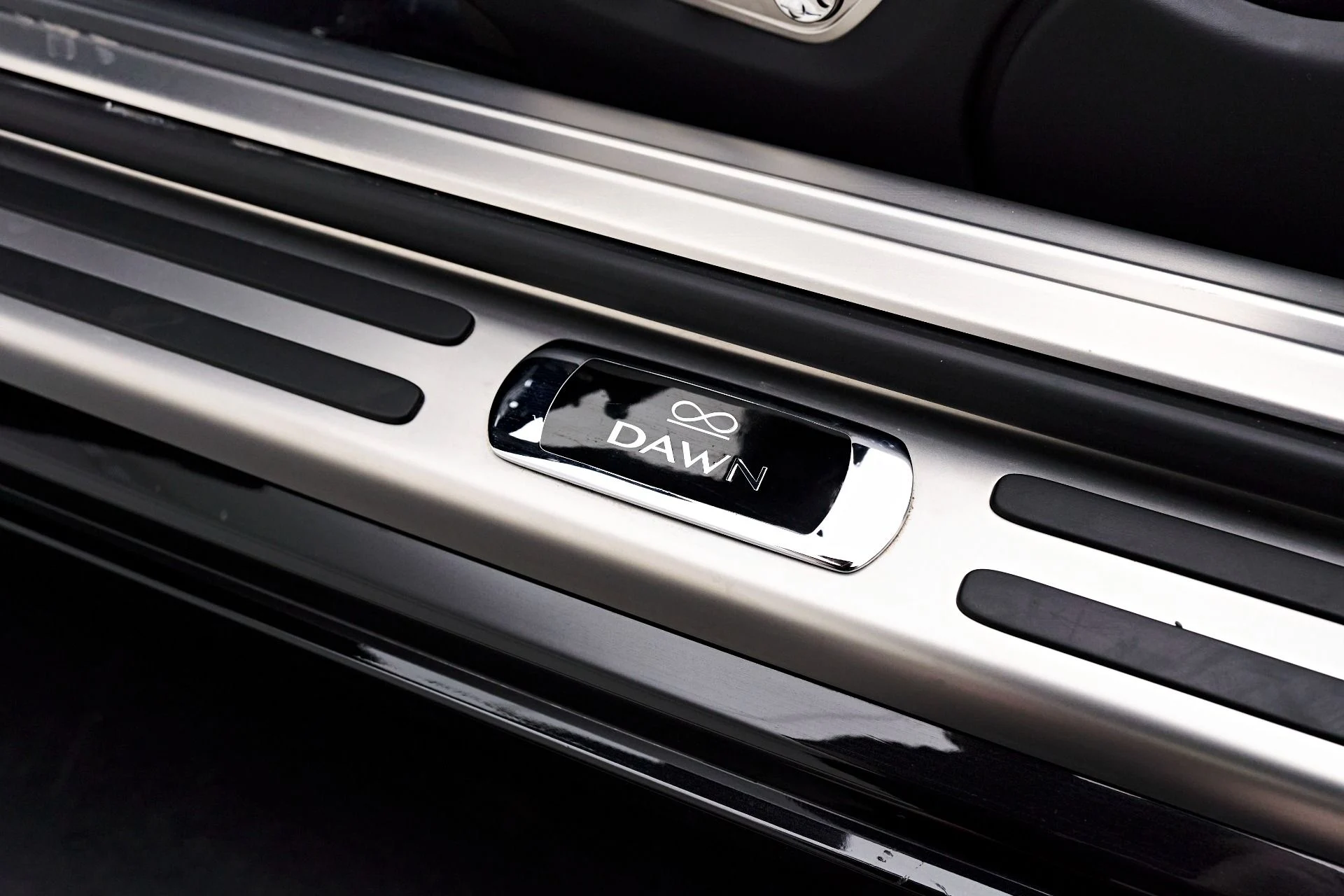 mph035_686683285_Used_2018_Rolls_Royce_Dawn_Base_1712097655_82cb79b62b