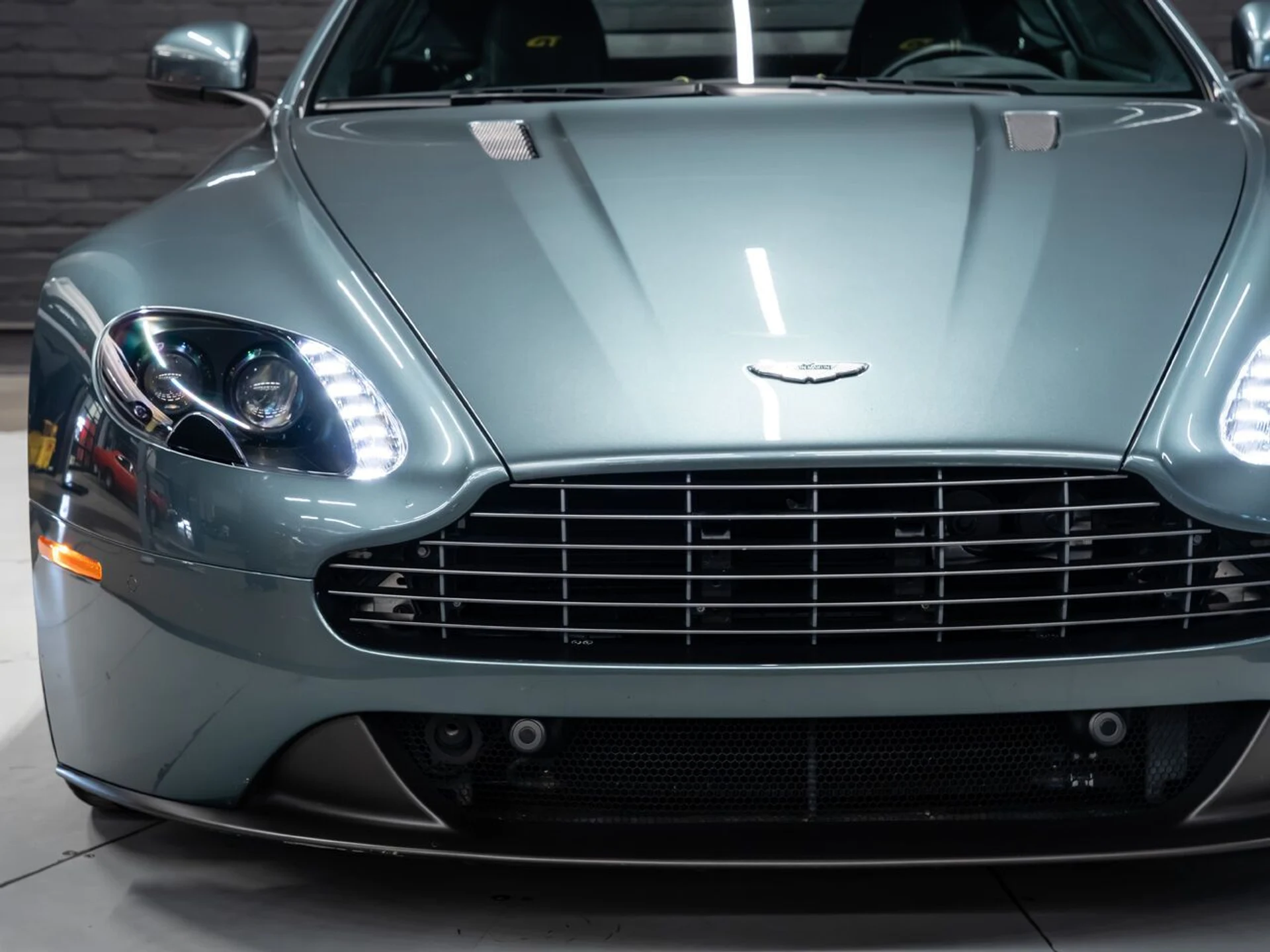 mph035_710745969_aston_martin_v8_vantage_2015_b481d52139