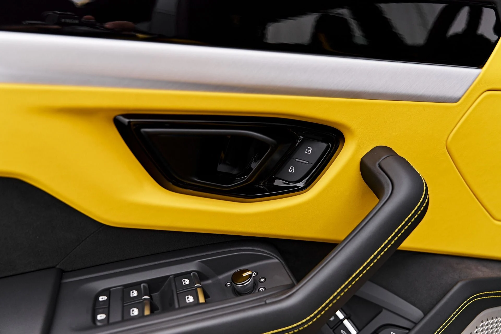 mph035_72349960_Used_2025_Lamborghini_Urus_SE_1788049901_f3beb6e7a9