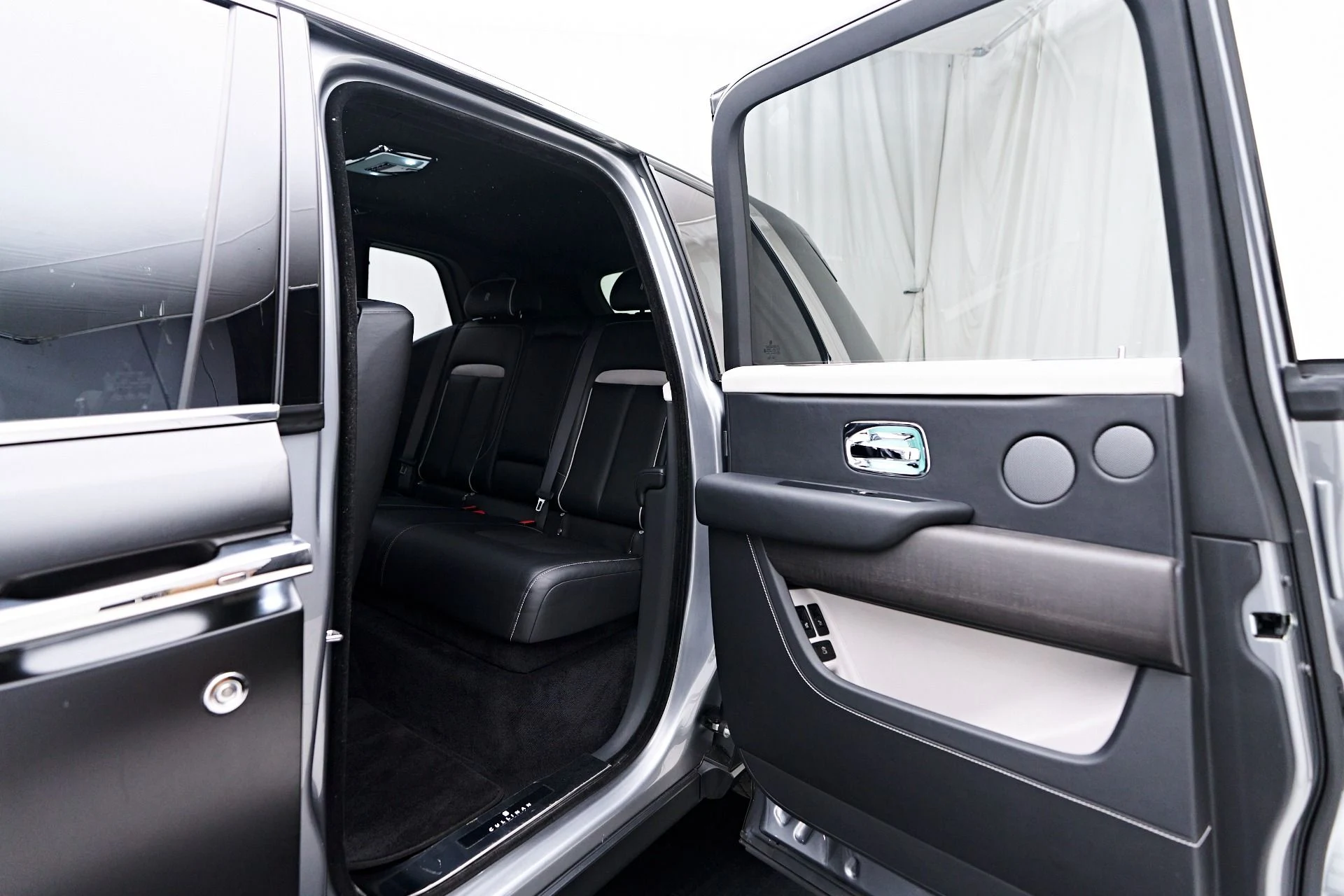 mph035_789780724_Used_2023_Rolls_Royce_Cullinan_Base_1756252261_feecc99c93